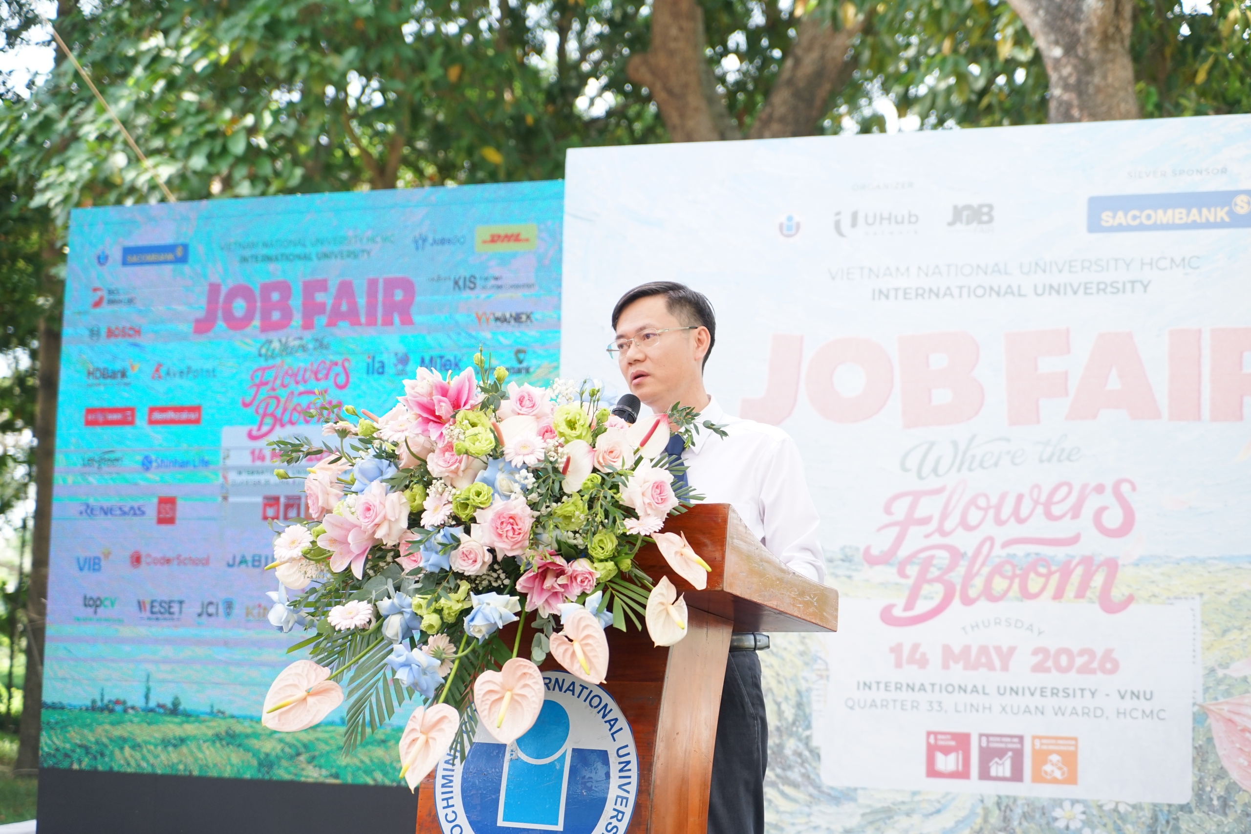 Chỉ 38% doanh nghiệp tuyển thêm, sinh viên cạnh tranh xin việc - Ảnh 4.