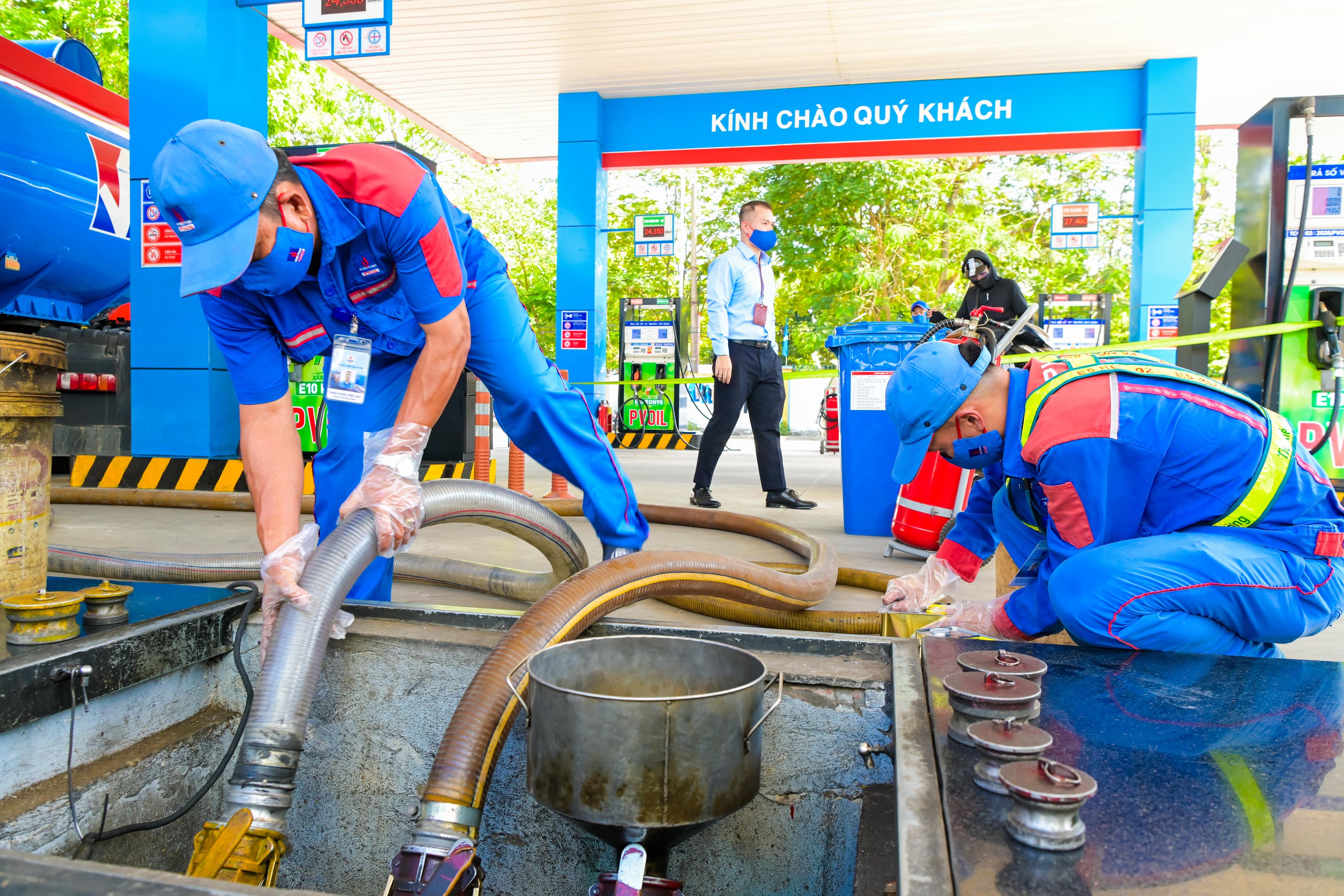 Gần 1.000 cửa h&agrave;ng xăng dầu PVOIL đ&atilde; sẵn s&agrave;ng kinh doanh xăng E10 - Ảnh 1.