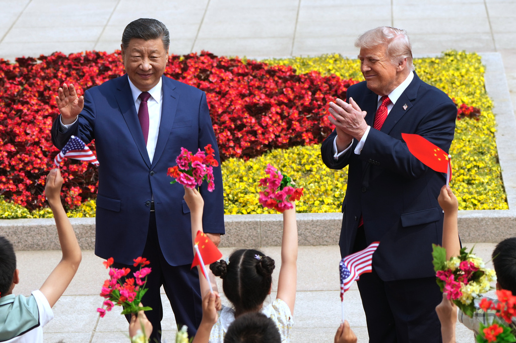 Chủ tịch Trung Quốc Tập Cận B&igrave;nh hội đ&agrave;m với Tổng thống Mỹ Donald Trump - Ảnh 1.