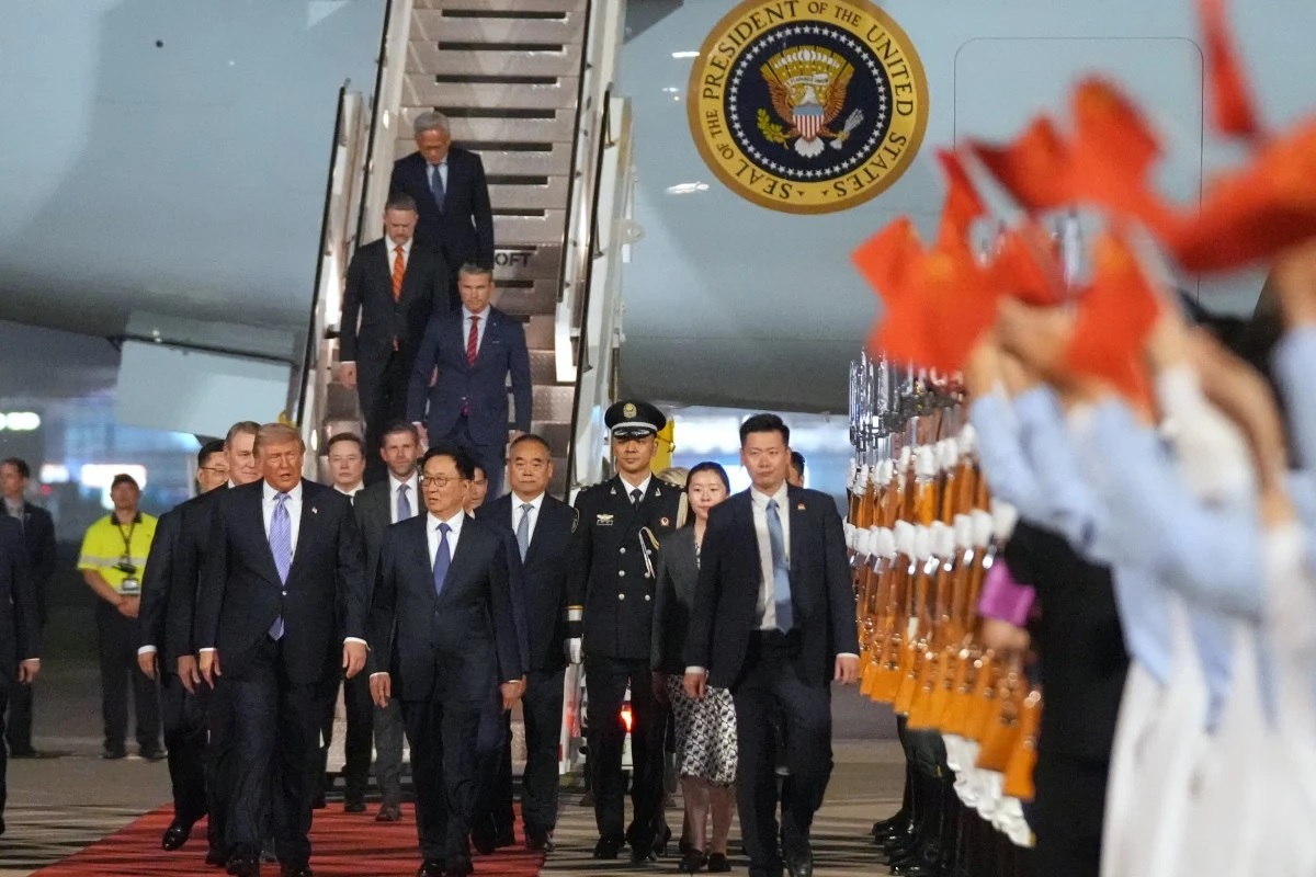 Ph&aacute;i đo&agrave;n &ldquo;ng&agrave;n tỉ đ&ocirc;&rdquo; của Tổng thống Donald Trump tiến v&agrave;o Bắc Kinh - Ảnh 2.