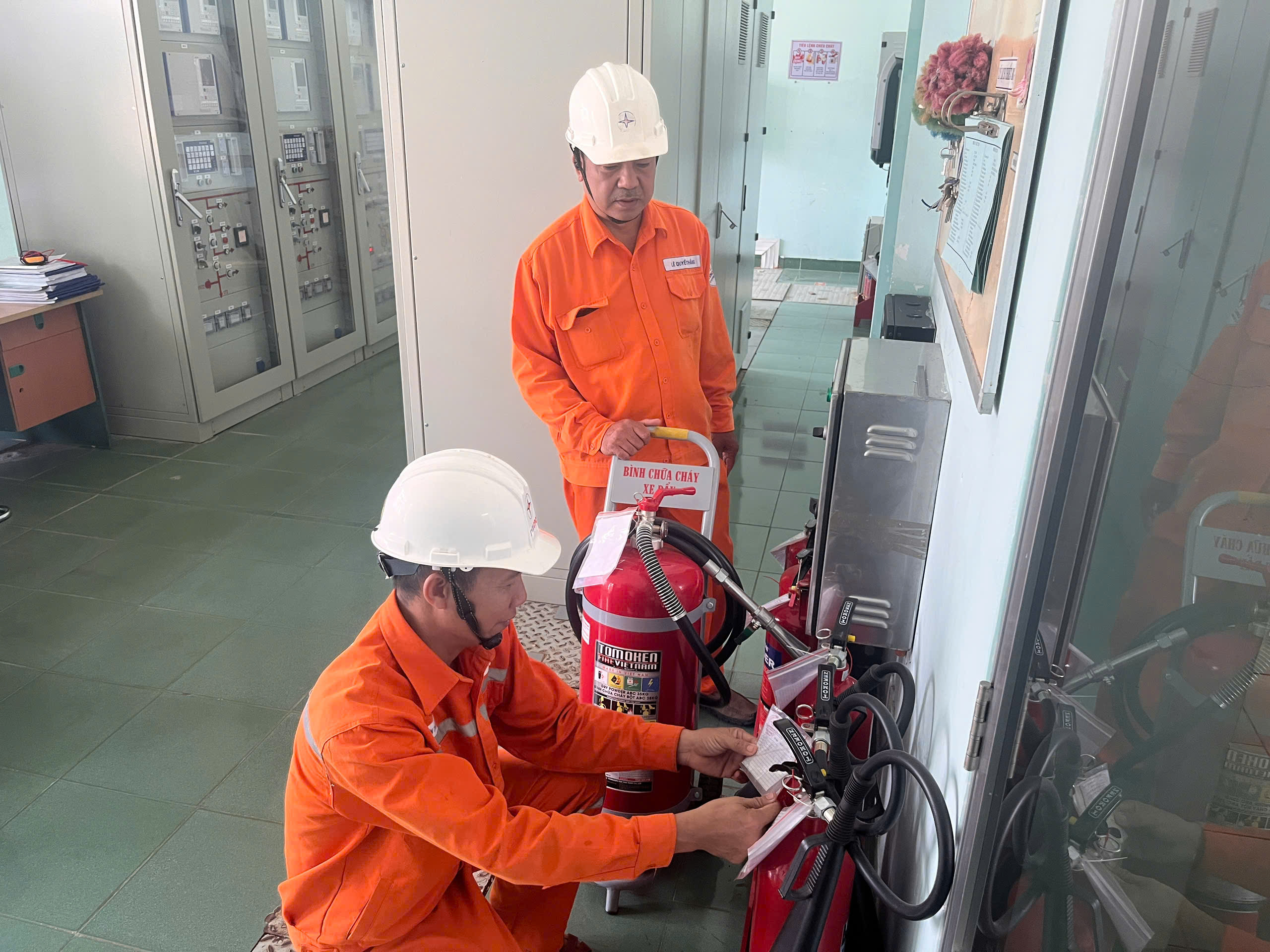 Giữa cao điểm nắng nóng, PC Quảng Trị tăng tốc ngăn cháy nổ từ điện - Ảnh 1.