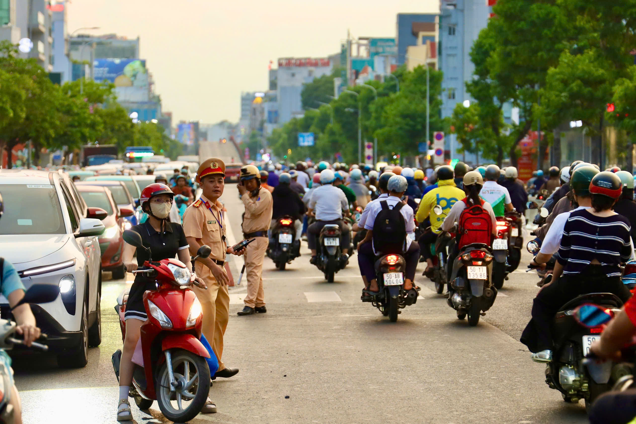 Đường Cộng Hòa chiều 14-5: xe đông, không ùn tắc kéo dài - Ảnh 4.