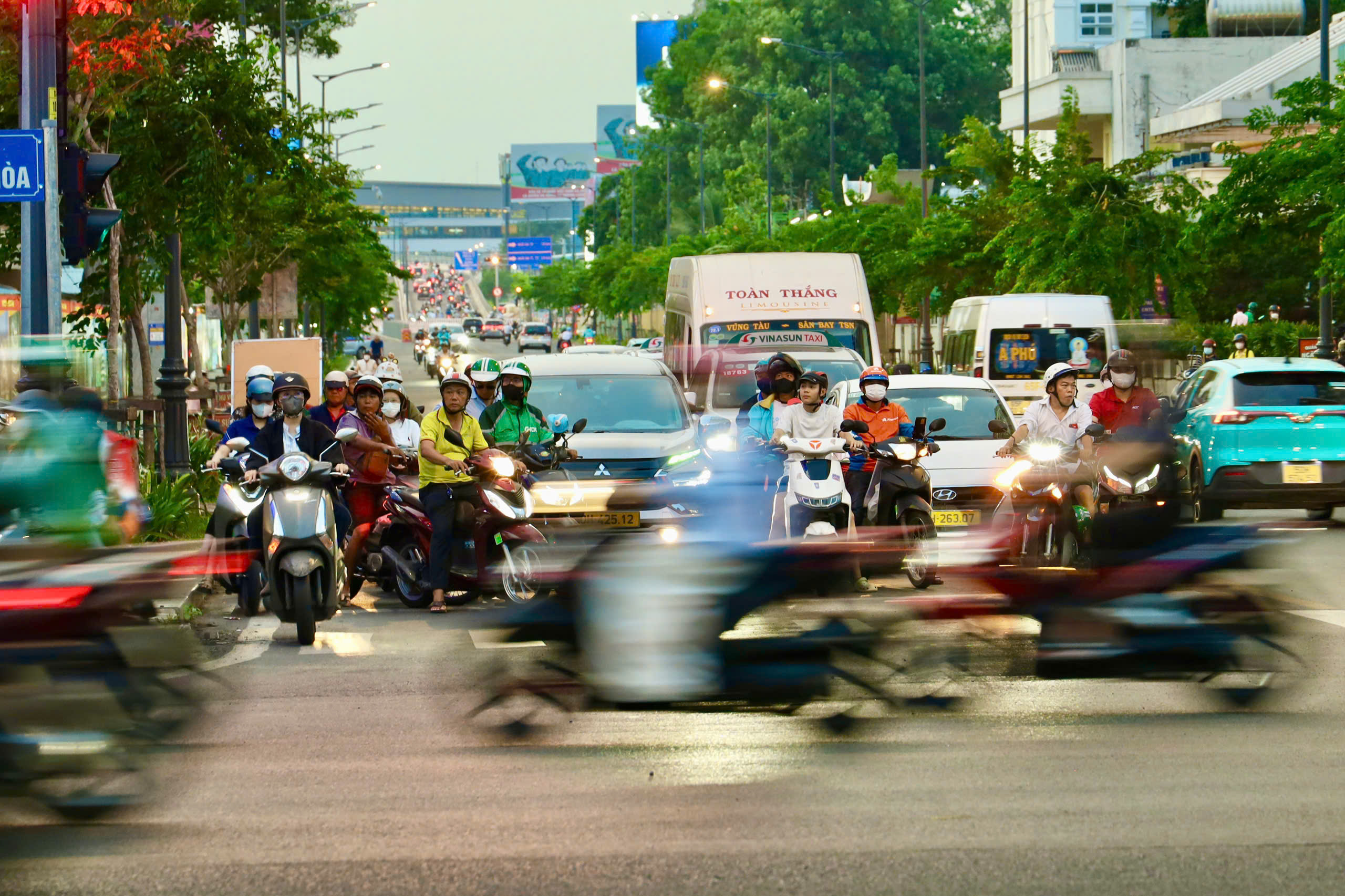 Đường Cộng Hòa chiều 14-5: xe đông, không ùn tắc kéo dài - Ảnh 8.