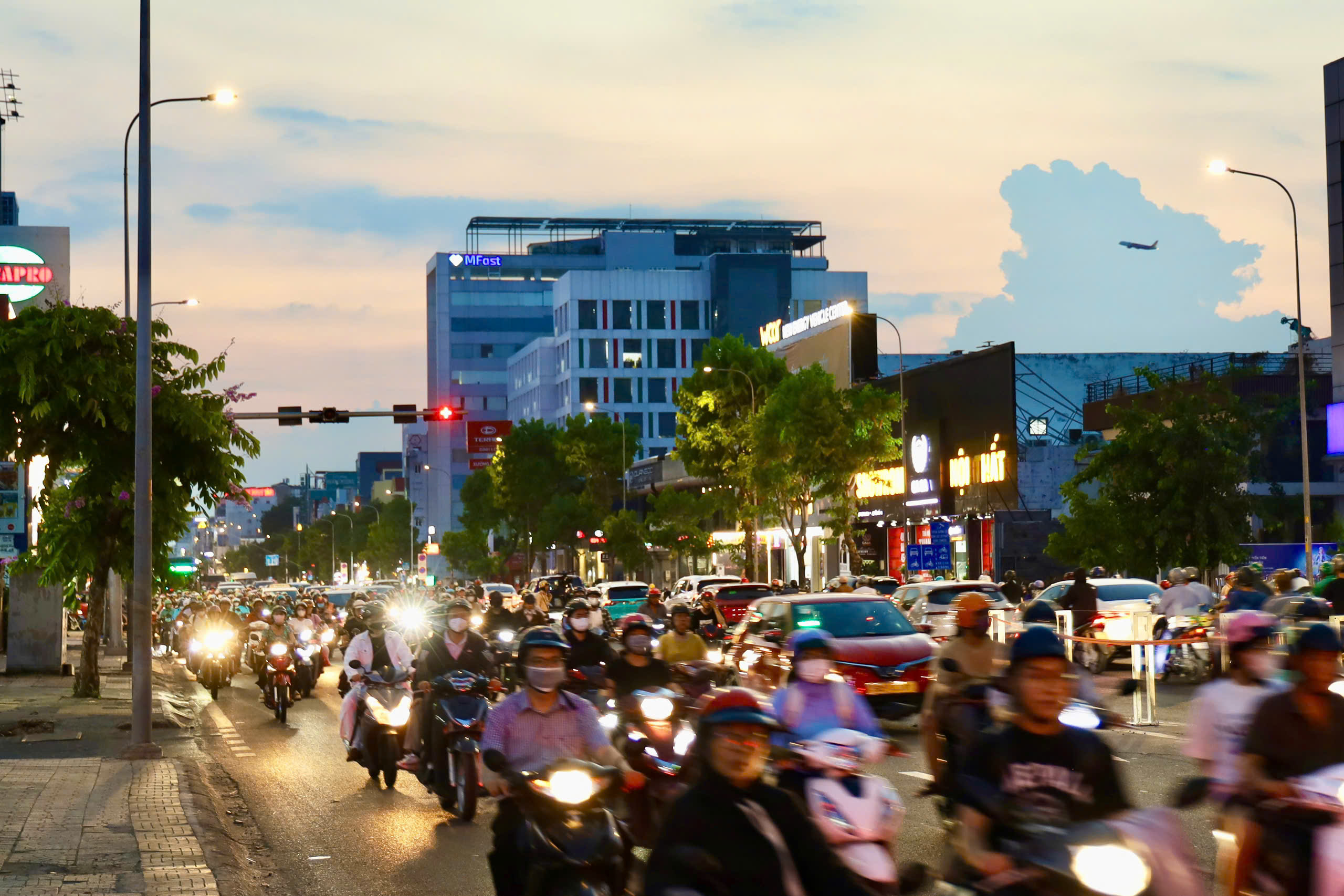Đường Cộng Hòa chiều 14-5: xe đông, không ùn tắc kéo dài - Ảnh 10.