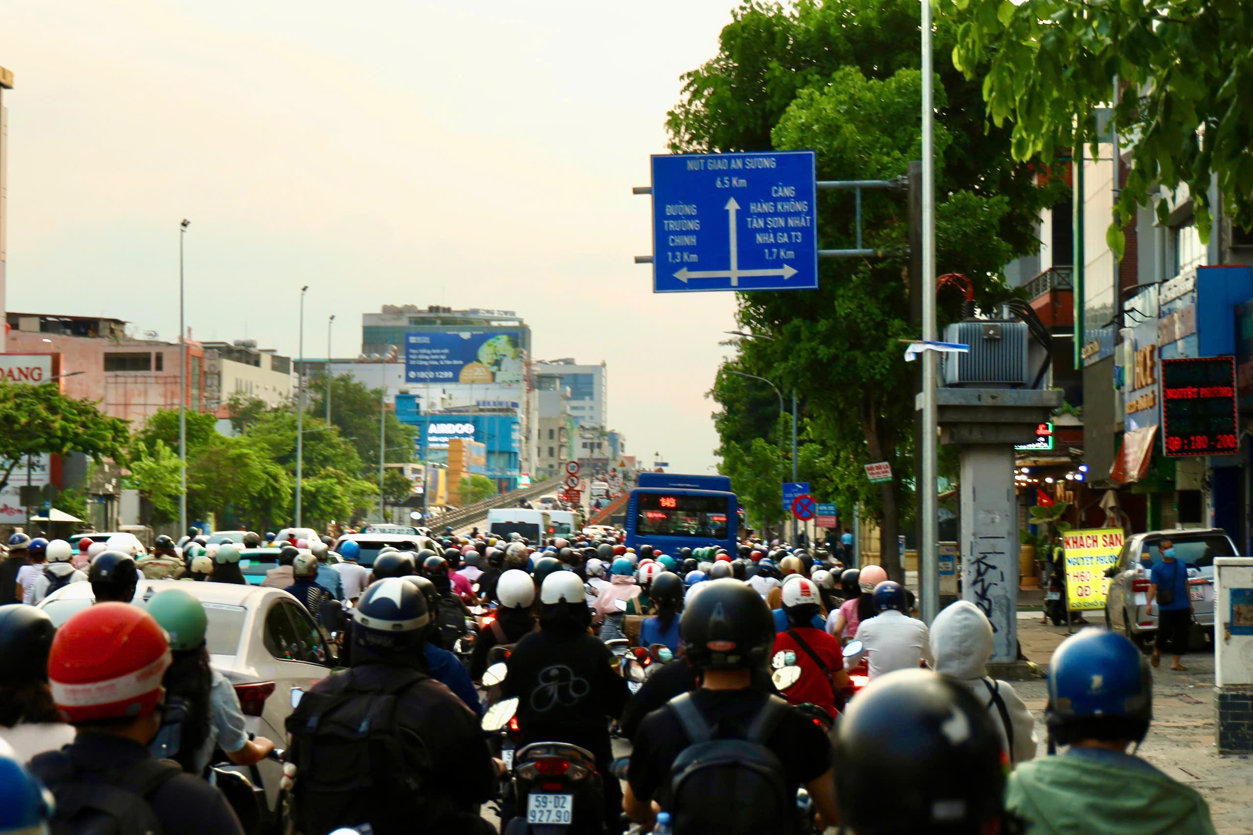 Đường Cộng Hòa chiều 14-5: xe đông, không ùn tắc kéo dài - Ảnh 5.