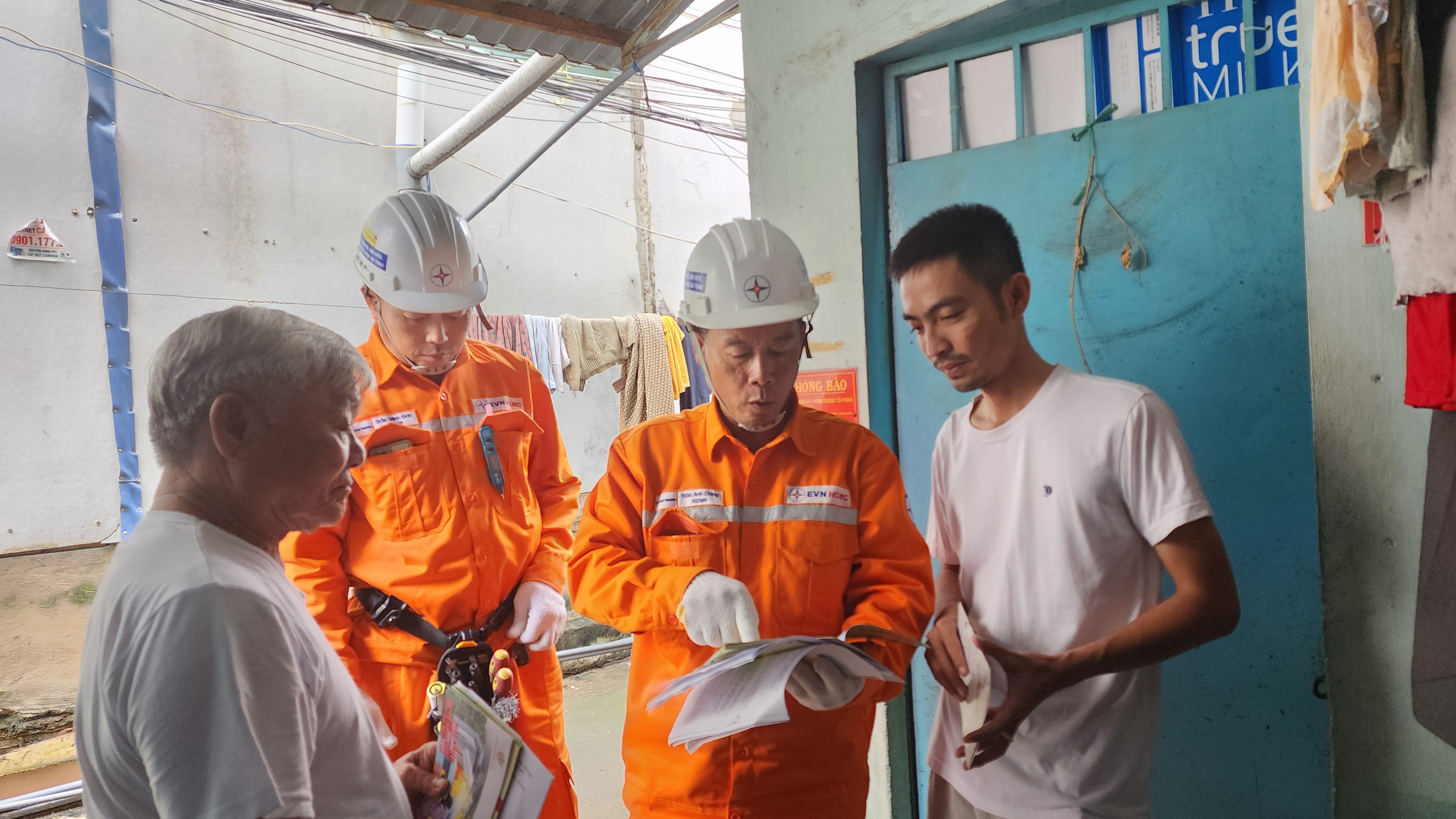 C&aacute;ch li&ecirc;n hệ Điện lực TPHCM để được cấp điện nh&agrave; trọ đ&uacute;ng gi&aacute; - Ảnh 1.