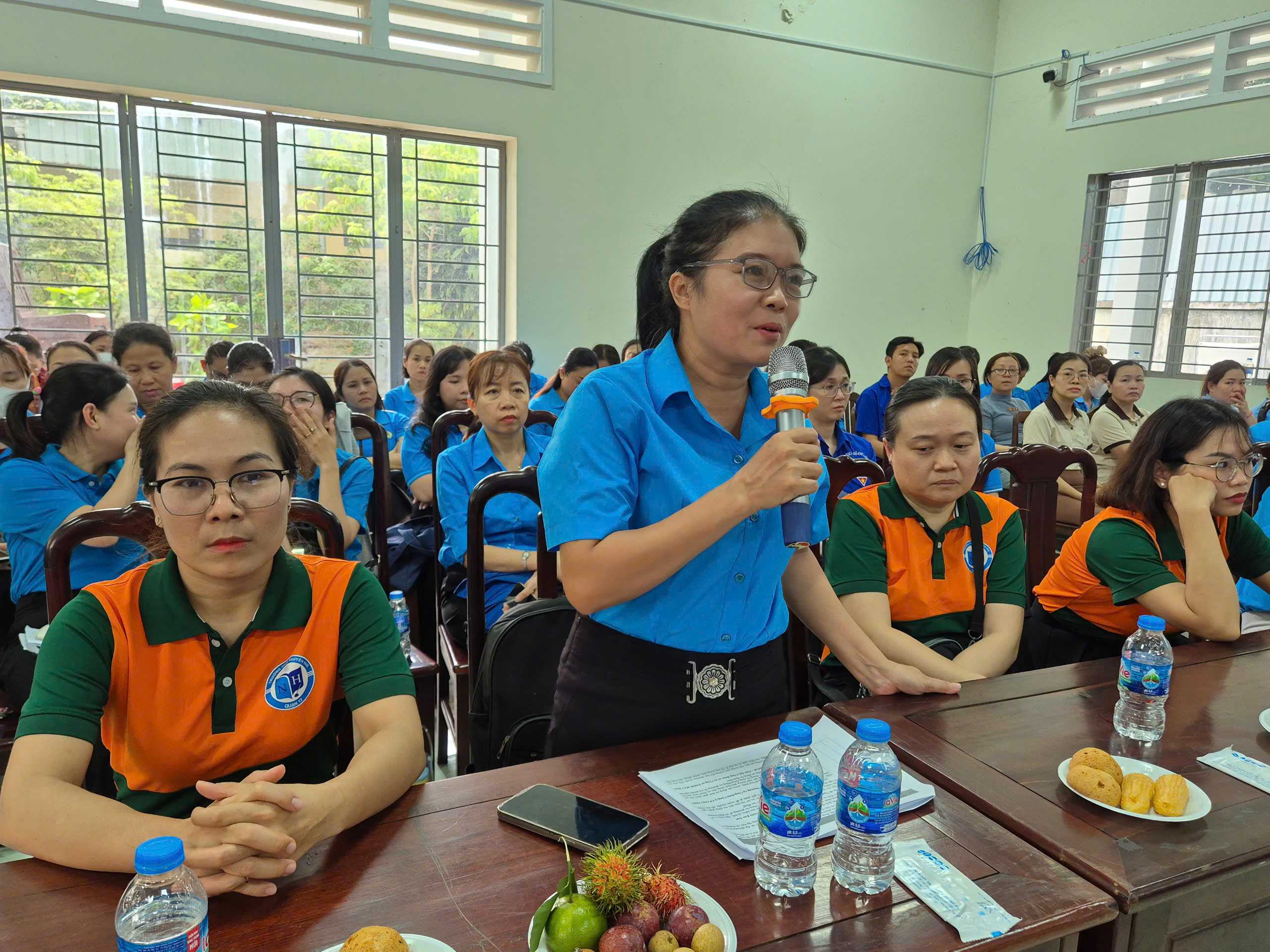 Đối thoại với người lao động, phường Tân Thới Hiệp thông tin về xây trường học, nhà ở xã hội - Ảnh 2.