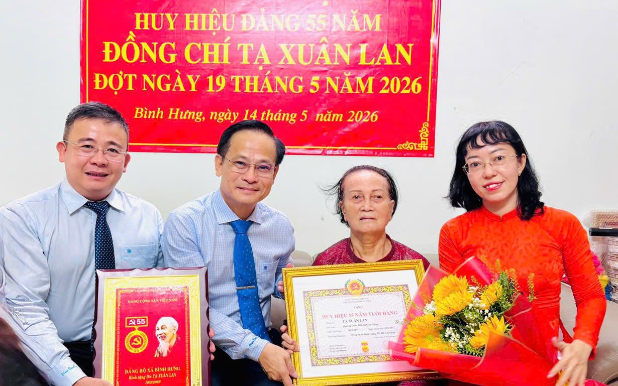 TPHCM: 31 đảng viên xã Bình Hưng nhận Huy hiệu Đảng