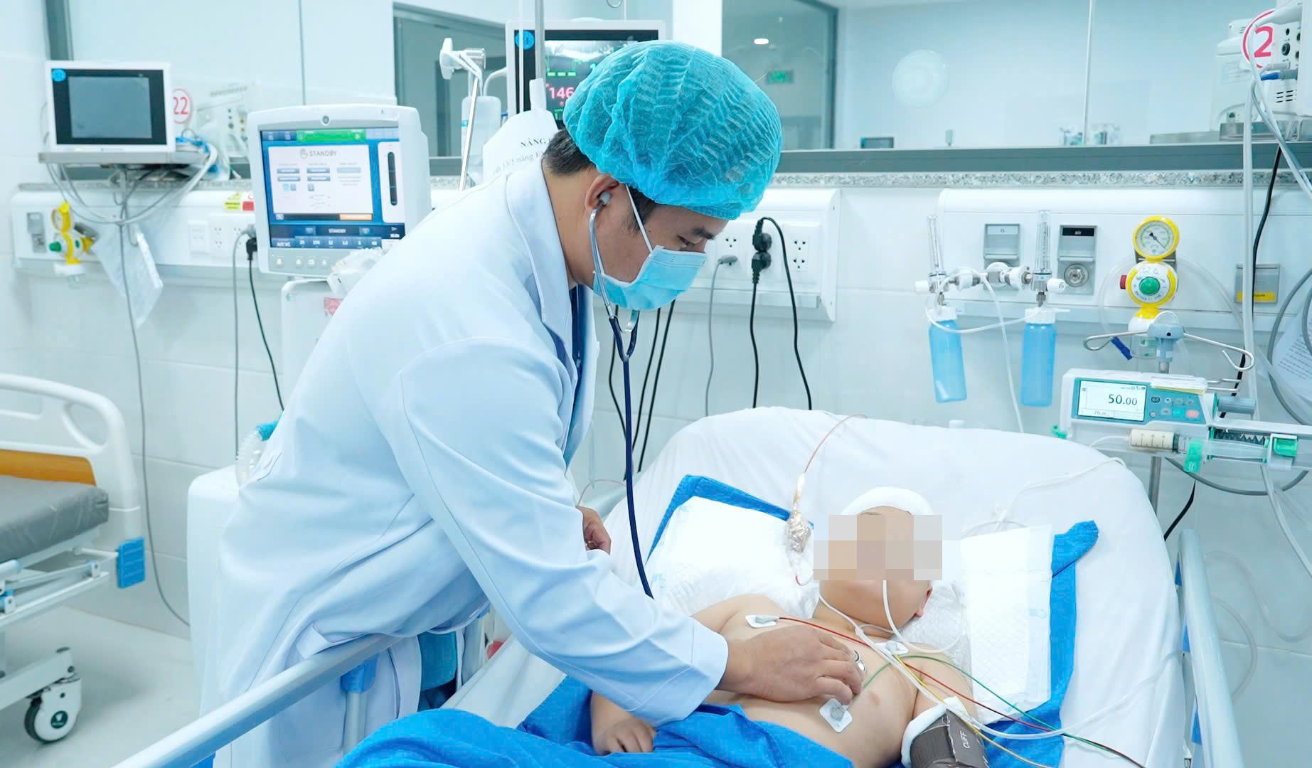 Khẩn cứu b&eacute; g&aacute;i chuyển viện trong t&igrave;nh trạng "ng&agrave;n c&acirc;n treo sợi t&oacute;c" - Ảnh 2.