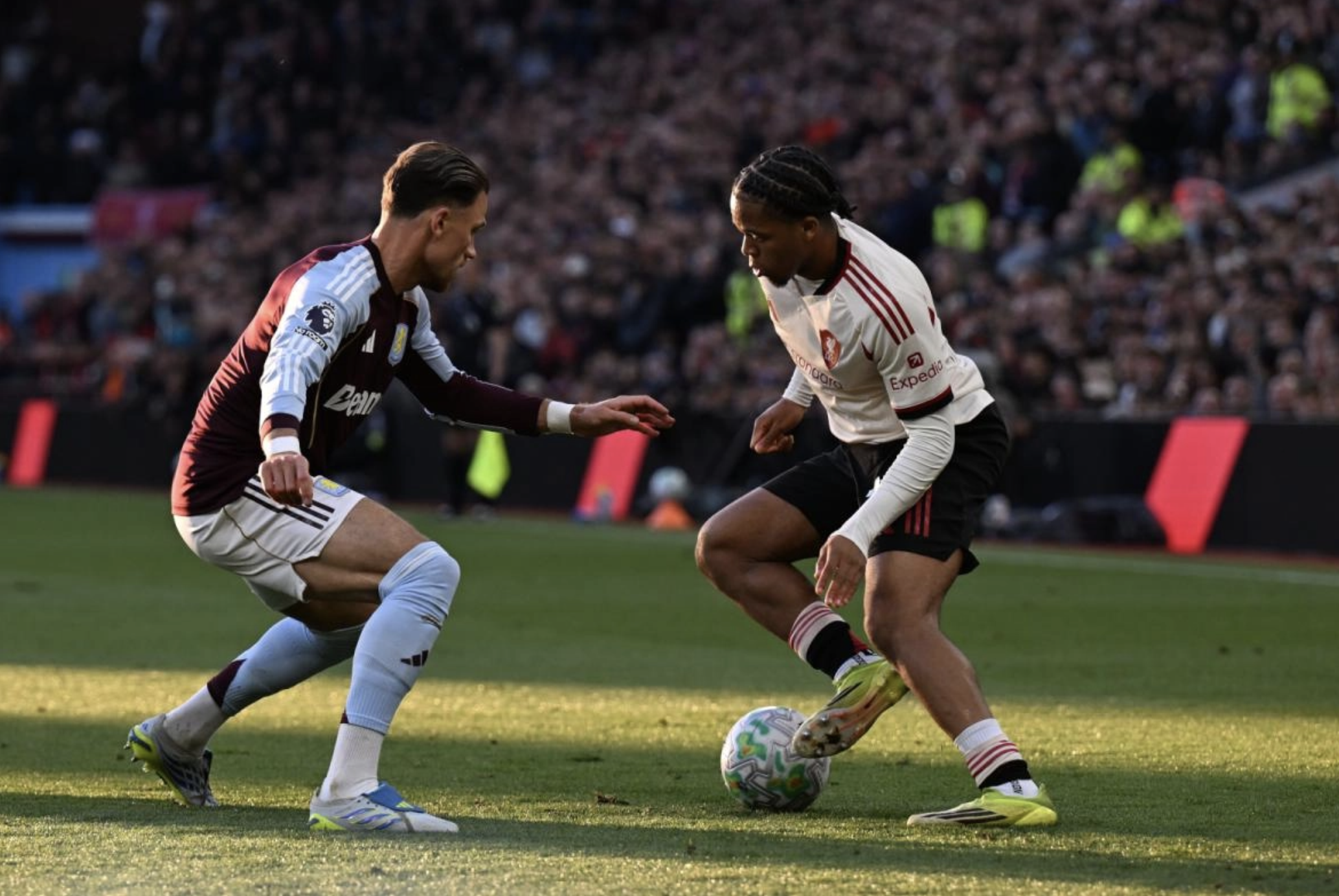 Aston Villa bay bổng trời &Acirc;u sau m&agrave;n bắn hạ Liverpool - Ảnh 1.