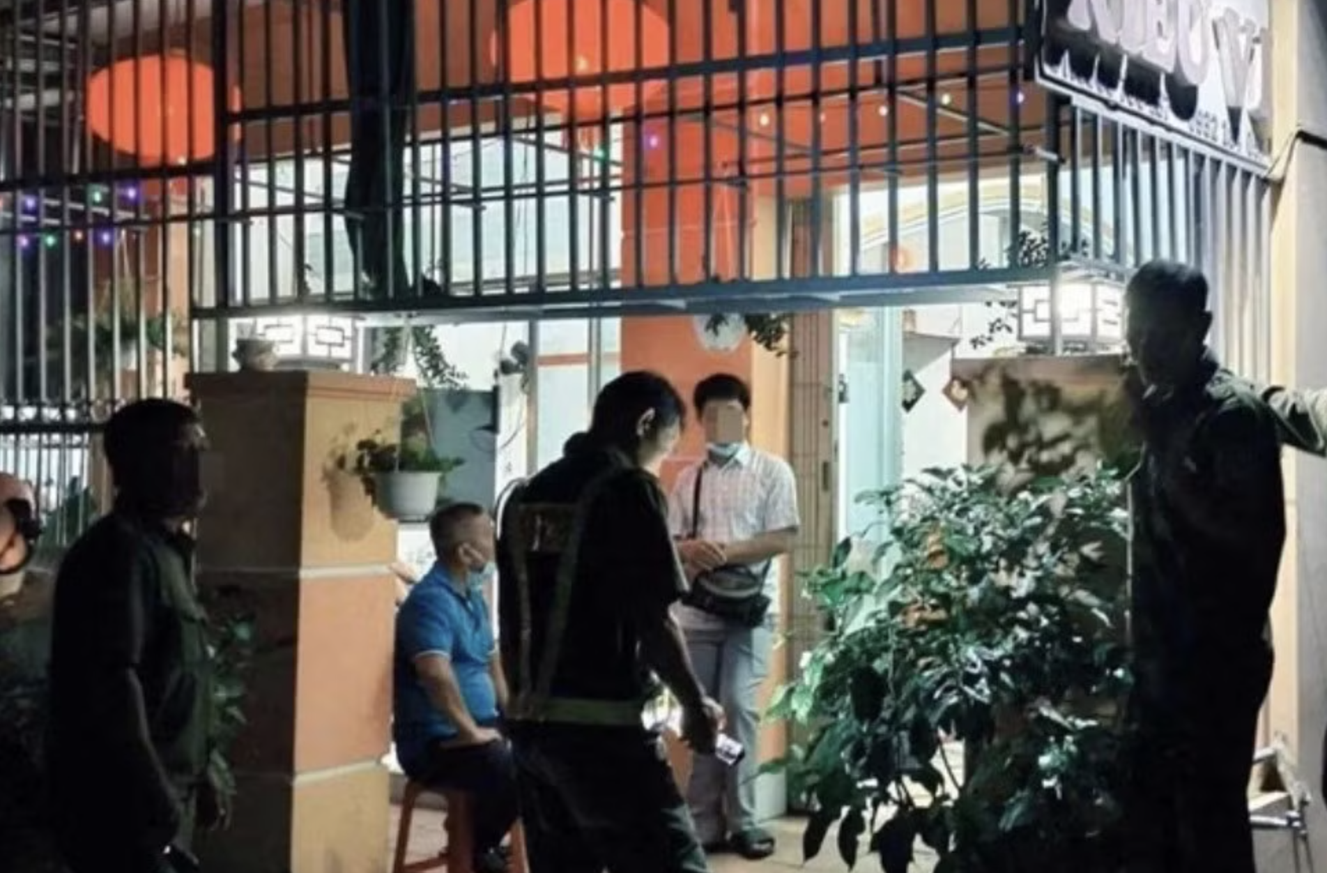 Ra quyết định truy t&igrave;m nghi phạm giết người tại nh&agrave; nghỉ ở Ba Ng&ograve;i - Ảnh 2.
