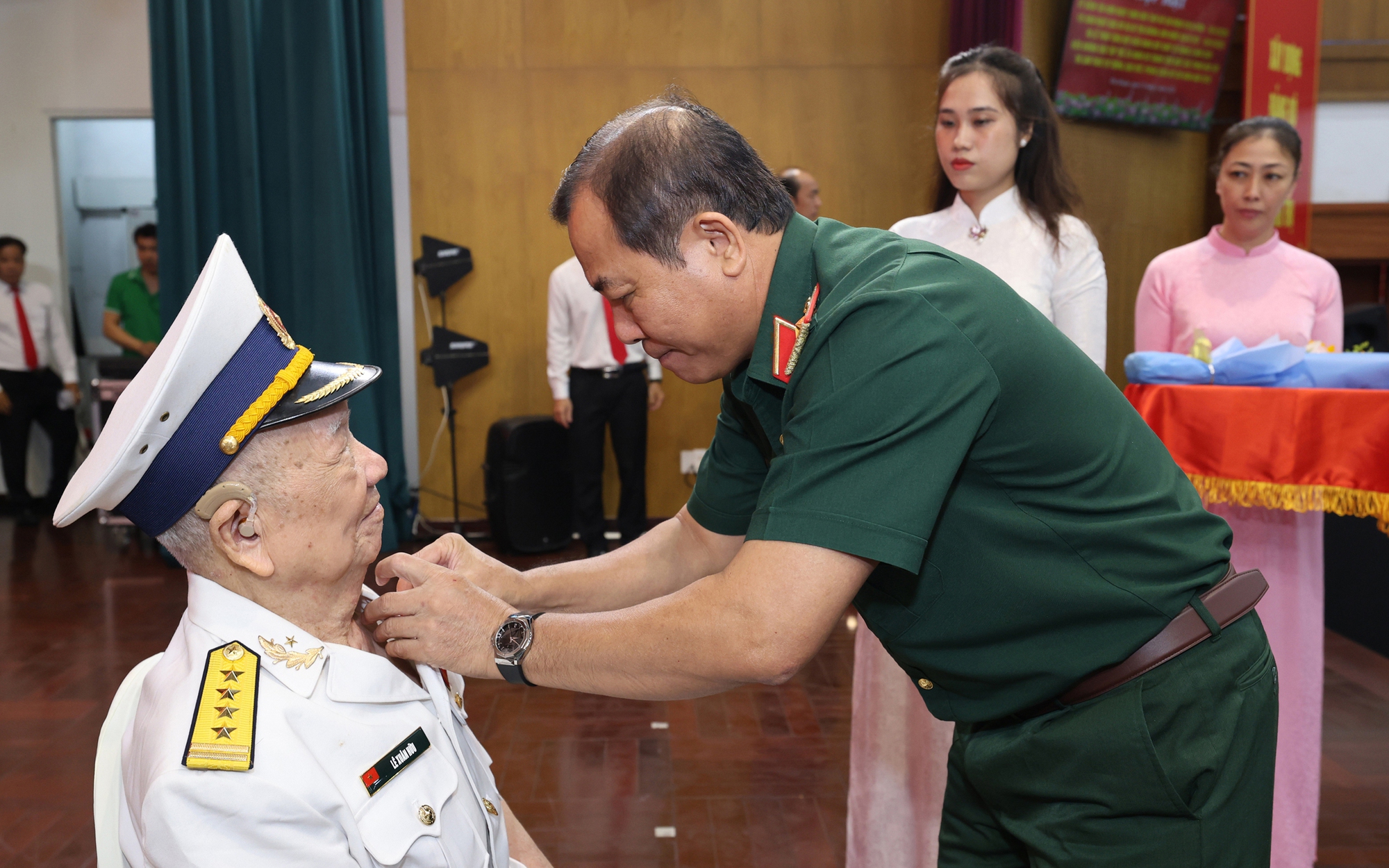 Nhiều phường ở TPHCM trao Huy hiệu Đảng, biểu dương điển hình học Bác dịp 19-5