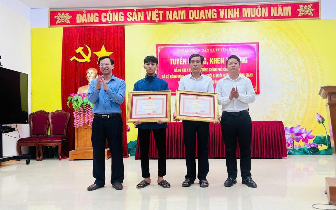 Trao bằng khen của Thủ tướng Chính phủ tặng 2 cha con cứu 3 người trên sông Gianh