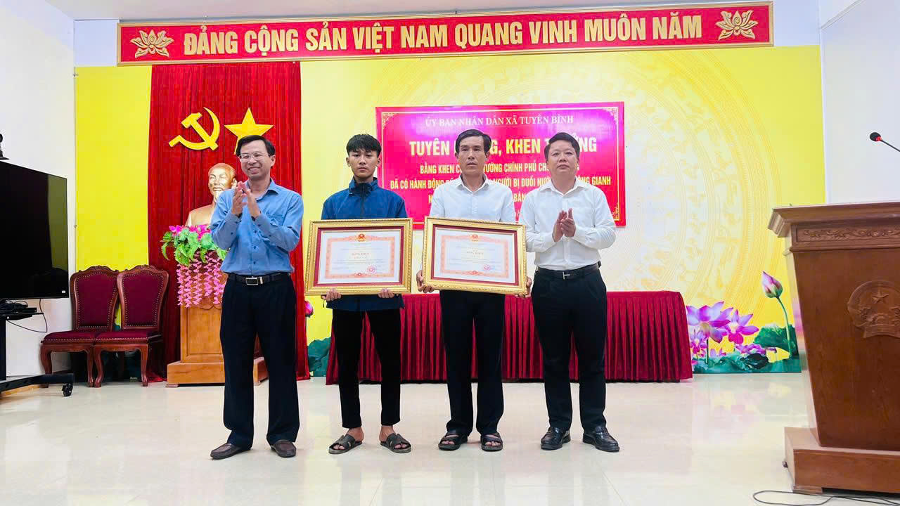 Trao bằng khen của Thủ tướng Ch&iacute;nh phủ cho 2 cha con cứu 3 người tr&ecirc;n s&ocirc;ng Gianh - Ảnh 1.