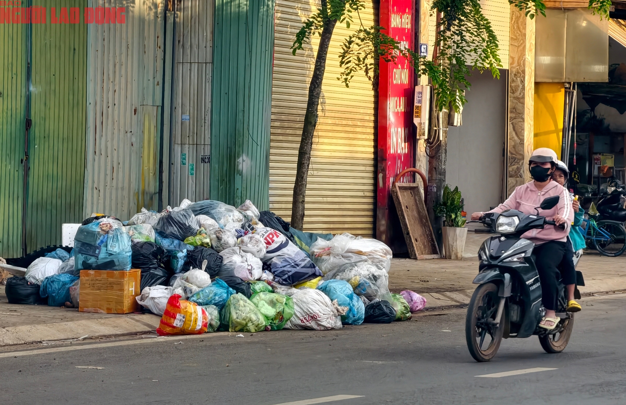 Người dân bức xúc vì rác thải "bao vây" khắp nơi - Ảnh 13.