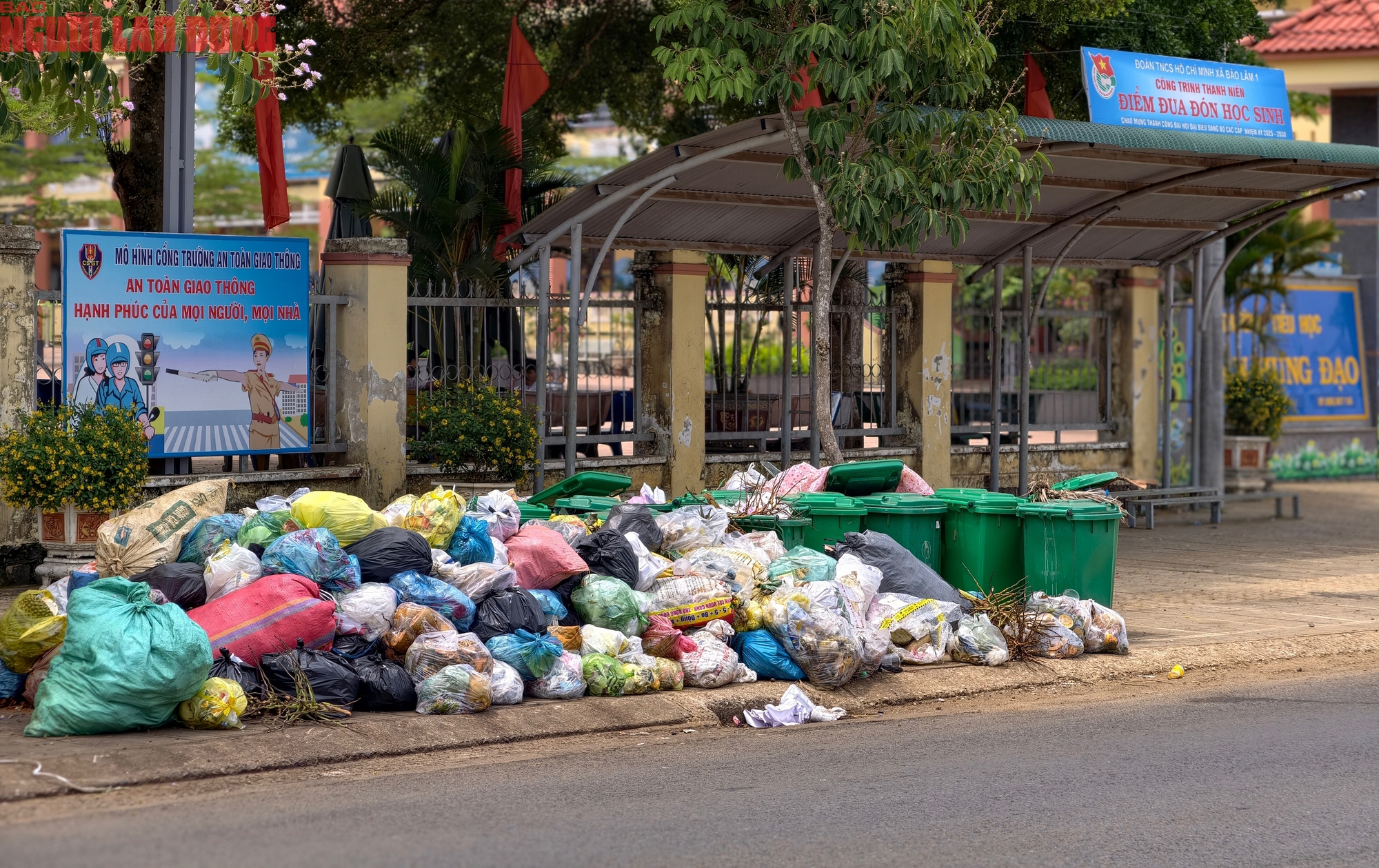 Người dân bức xúc vì rác thải "bao vây" khắp nơi - Ảnh 6.