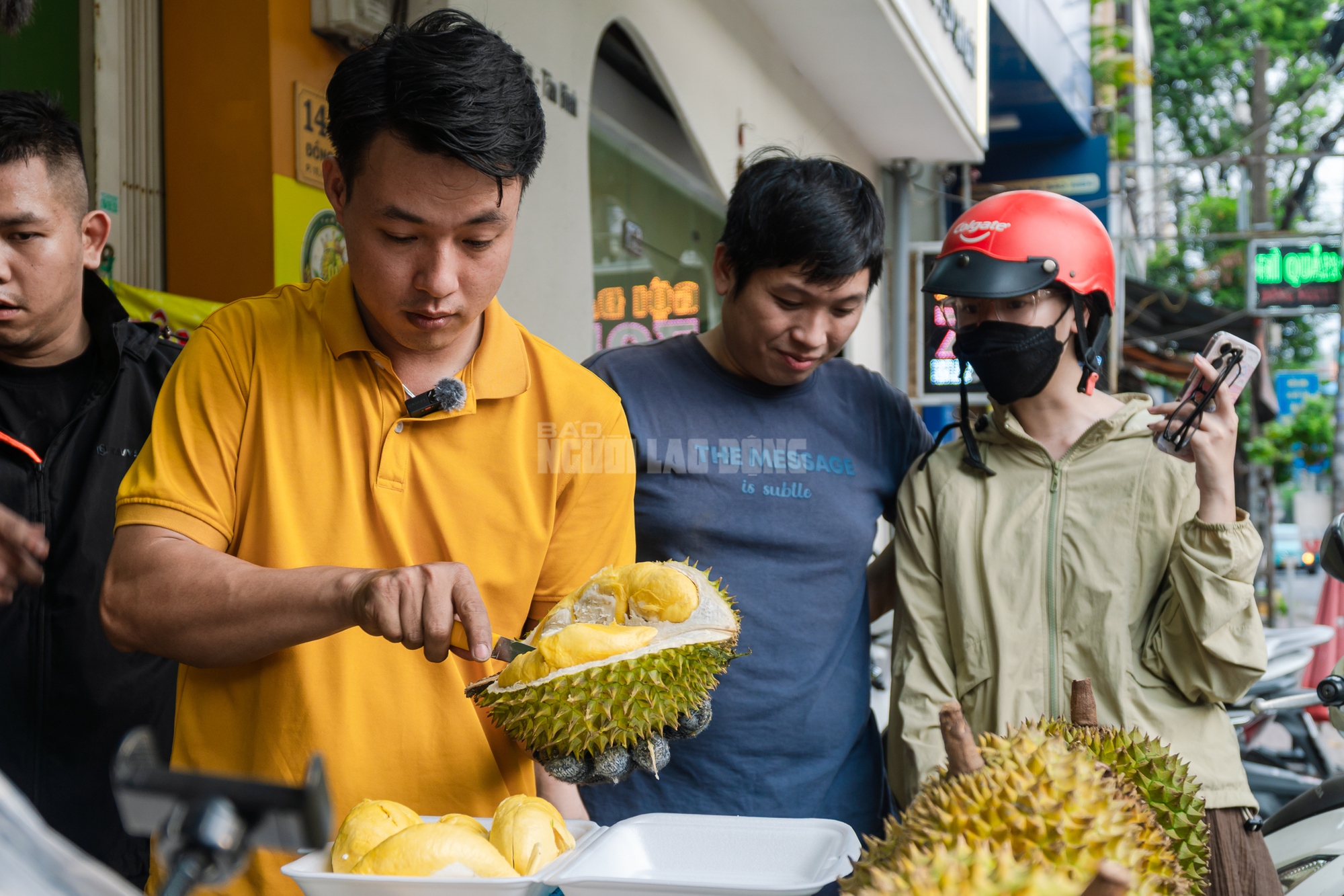 VIDEO: Sầu ri&ecirc;ng gi&aacute; rẻ &ldquo;đổ bộ&rdquo; v&agrave;o TPHCM, tiểu thương b&aacute;n h&agrave;ng tấn mỗi ng&agrave;y - Ảnh 8.