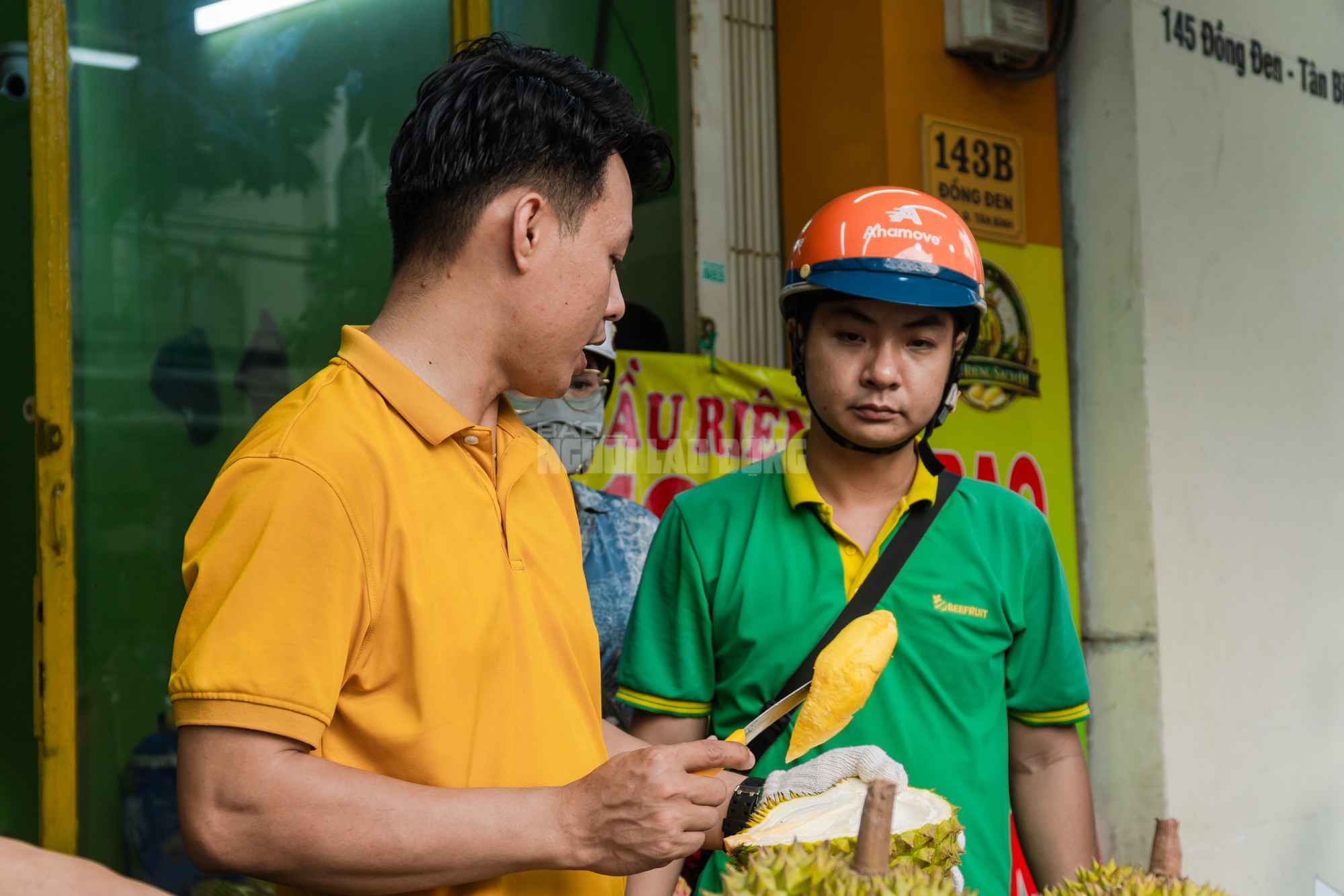 VIDEO: Sầu ri&ecirc;ng gi&aacute; rẻ &ldquo;đổ bộ&rdquo; v&agrave;o TPHCM, tiểu thương b&aacute;n h&agrave;ng tấn mỗi ng&agrave;y - Ảnh 15.