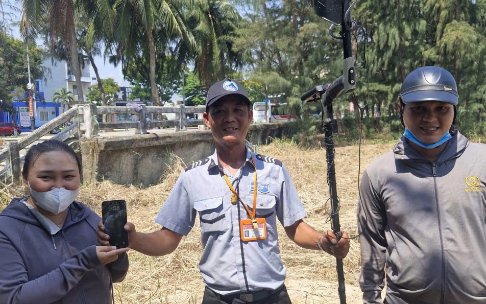Rà 500m bãi biển tìm điện thoại cho người dân