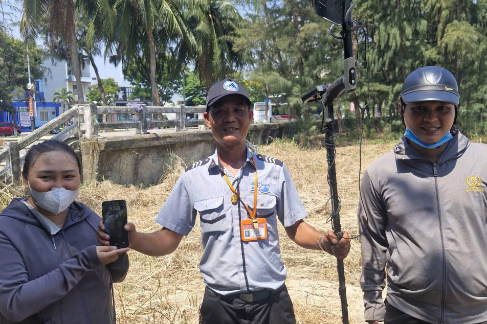 Tìm lại điện thọai bị vùi dưới cát tại Đà Nẵng Sau 5 ngày thất lạc - Ảnh 1.