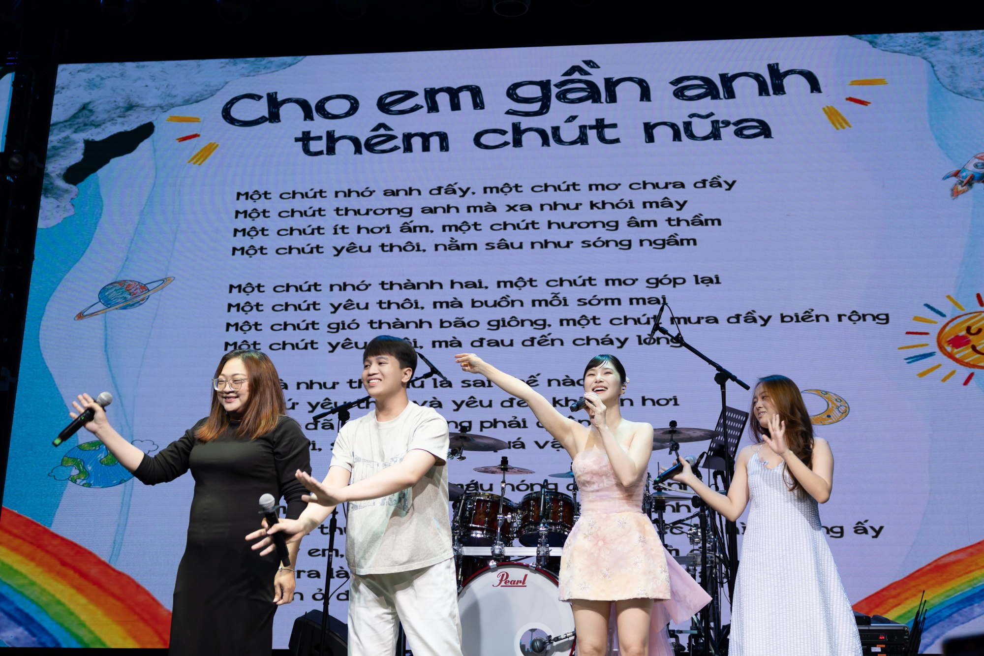 Khoảnh khắc tinh tế của Hương Tràm khi hỗ trợ khán giả cầu hôn - Ảnh 2.