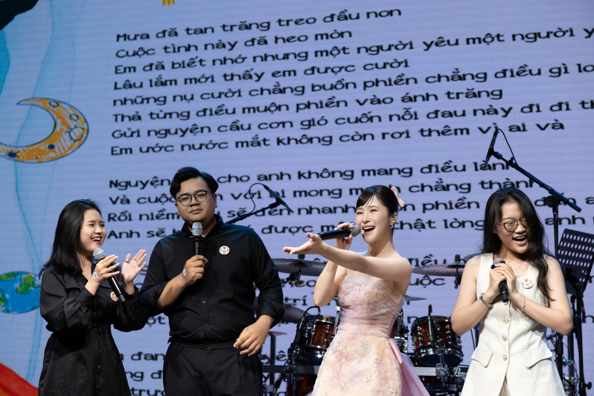 Khoảnh khắc tinh tế của Hương Tràm khi hỗ trợ khán giả cầu hôn - Ảnh 5.
