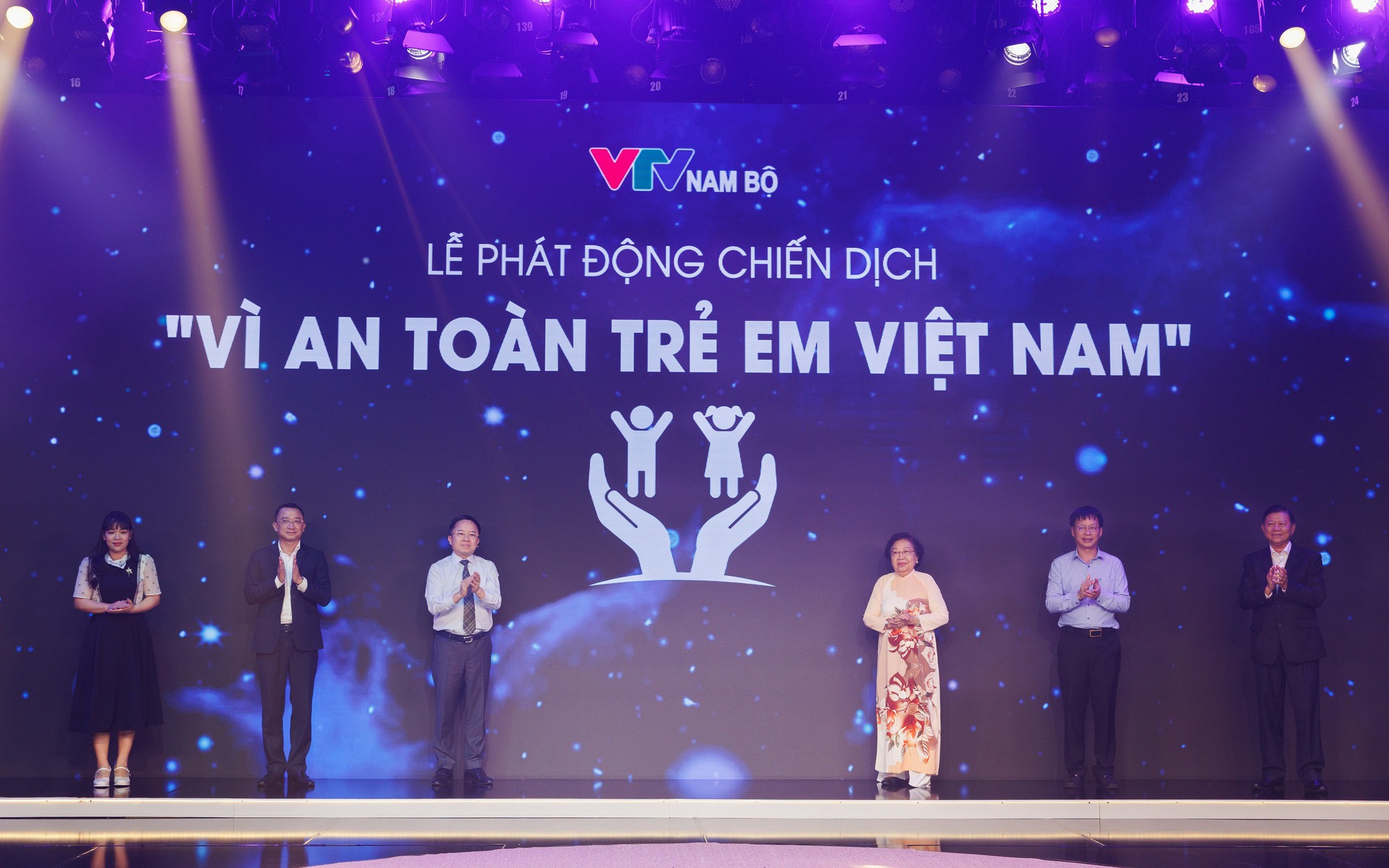 Báo động xâm hại trẻ em trên không gian mạng