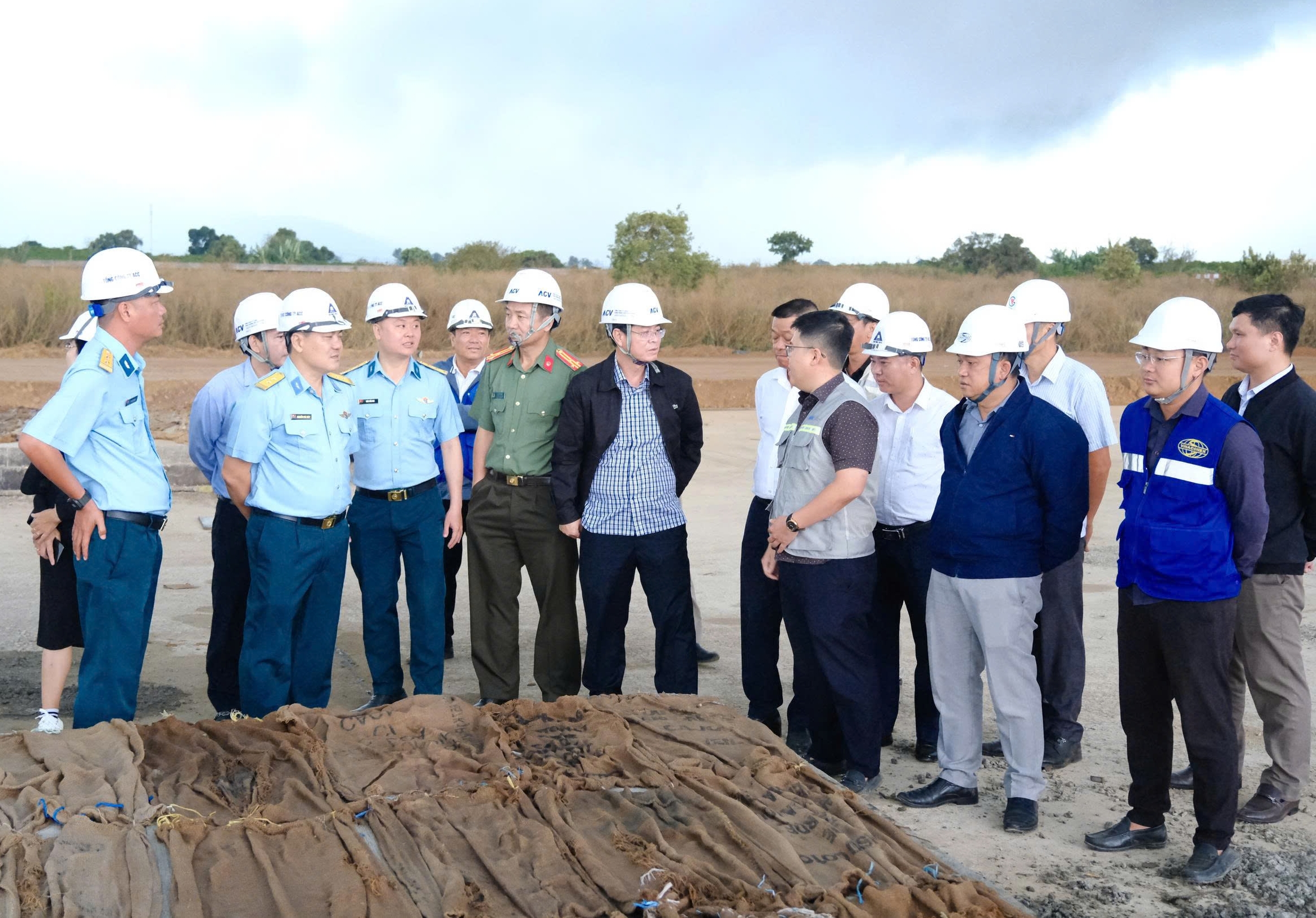 Dự &aacute;n n&acirc;ng cấp s&acirc;n bay Li&ecirc;n Khương c&oacute; nguy cơ chậm tiến độ - Ảnh 1.