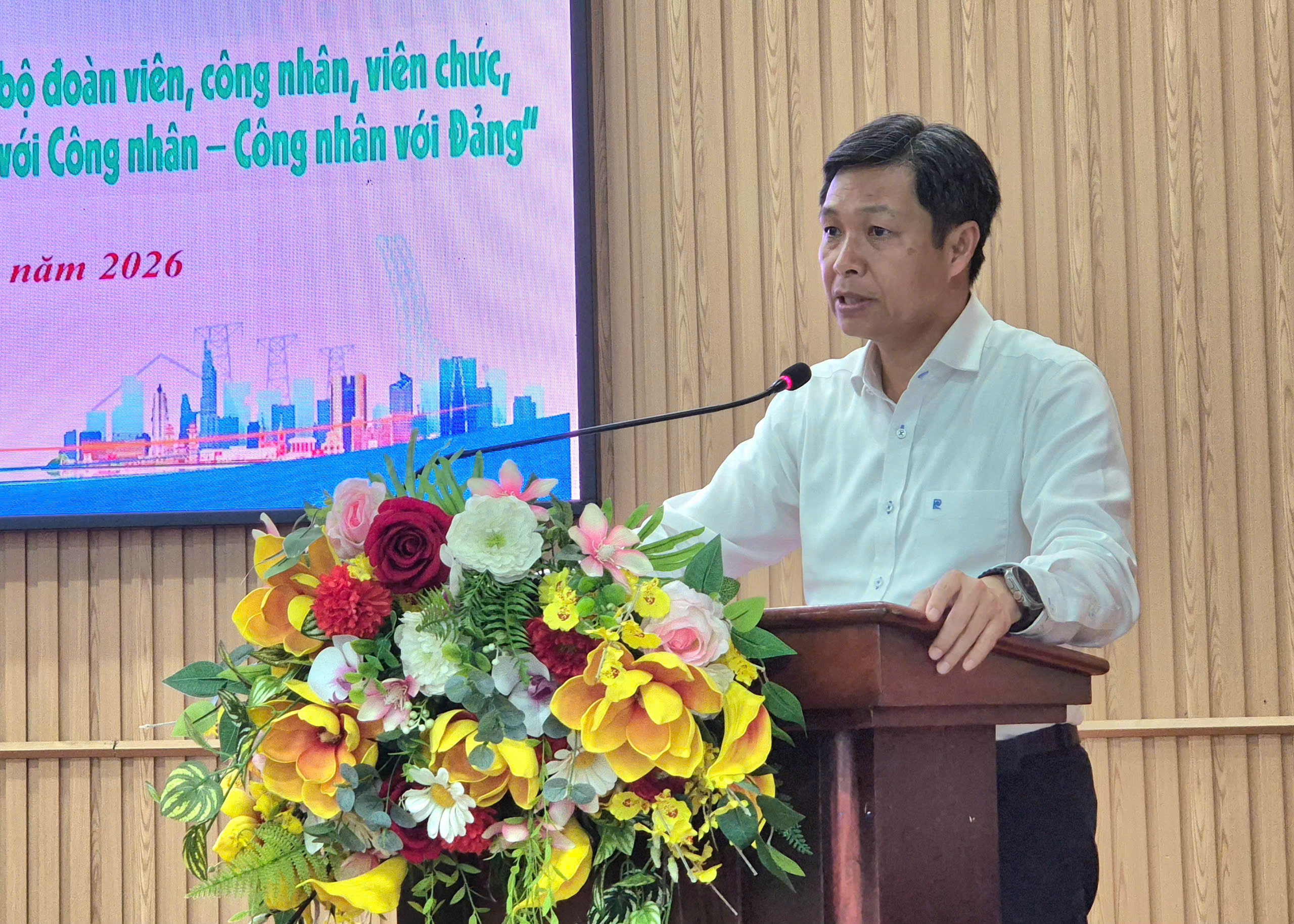 Đối thoại với người lao động, phường Tân Thới Hiệp thông tin về xây trường học, nhà ở xã hội - Ảnh 1.