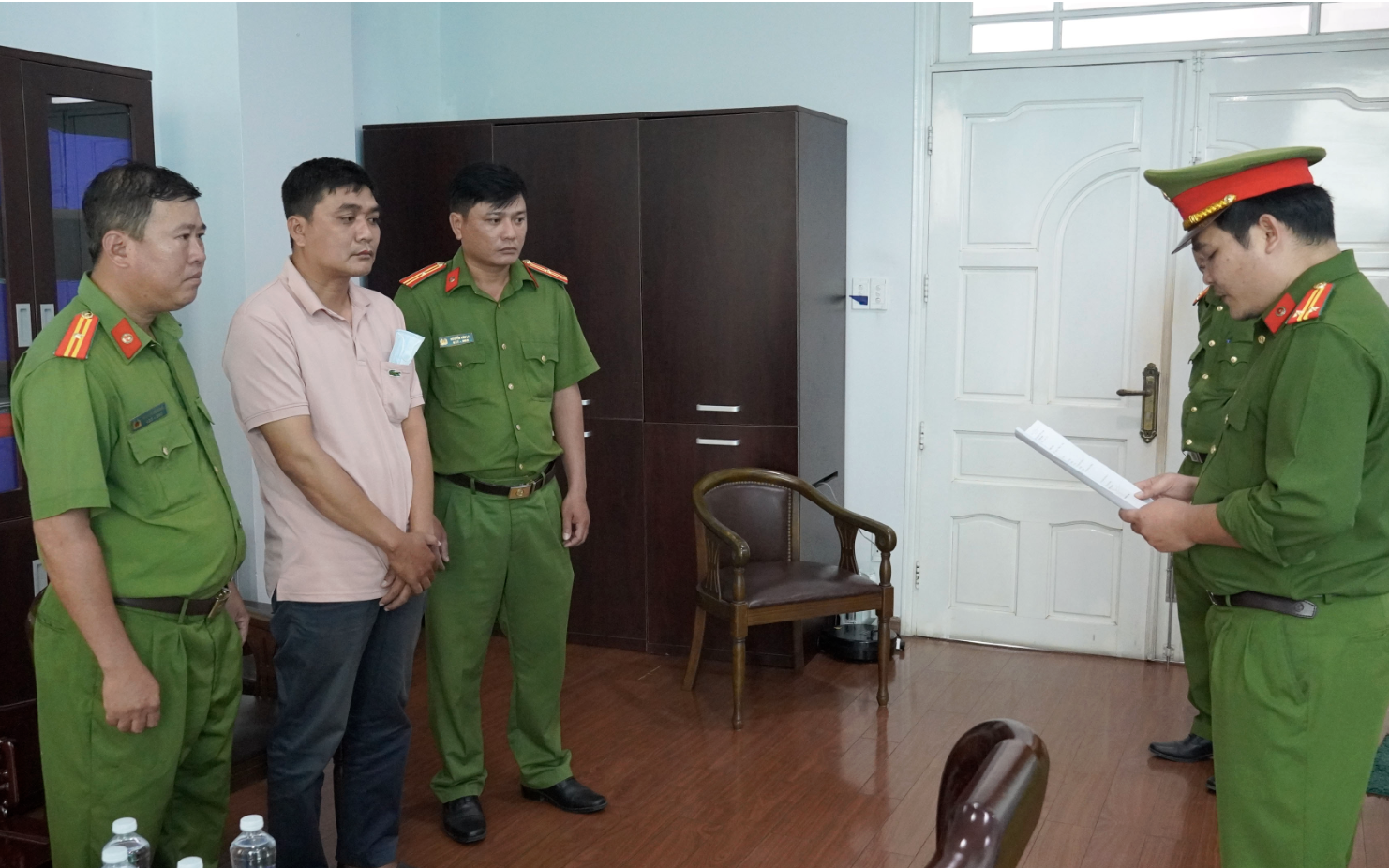 Bắt phó trưởng phòng một công ty dầu khí