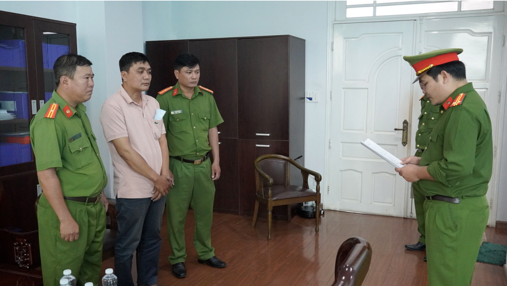 Bắt ph&oacute; trưởng ph&ograve;ng một c&ocirc;ng ty dầu kh&iacute; - Ảnh 1.