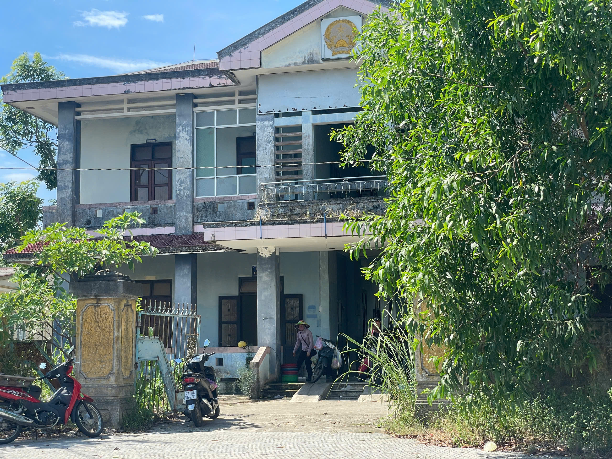 Ghen tuông, người đàn ông dùng dao đâm vợ cũ - Ảnh 1.