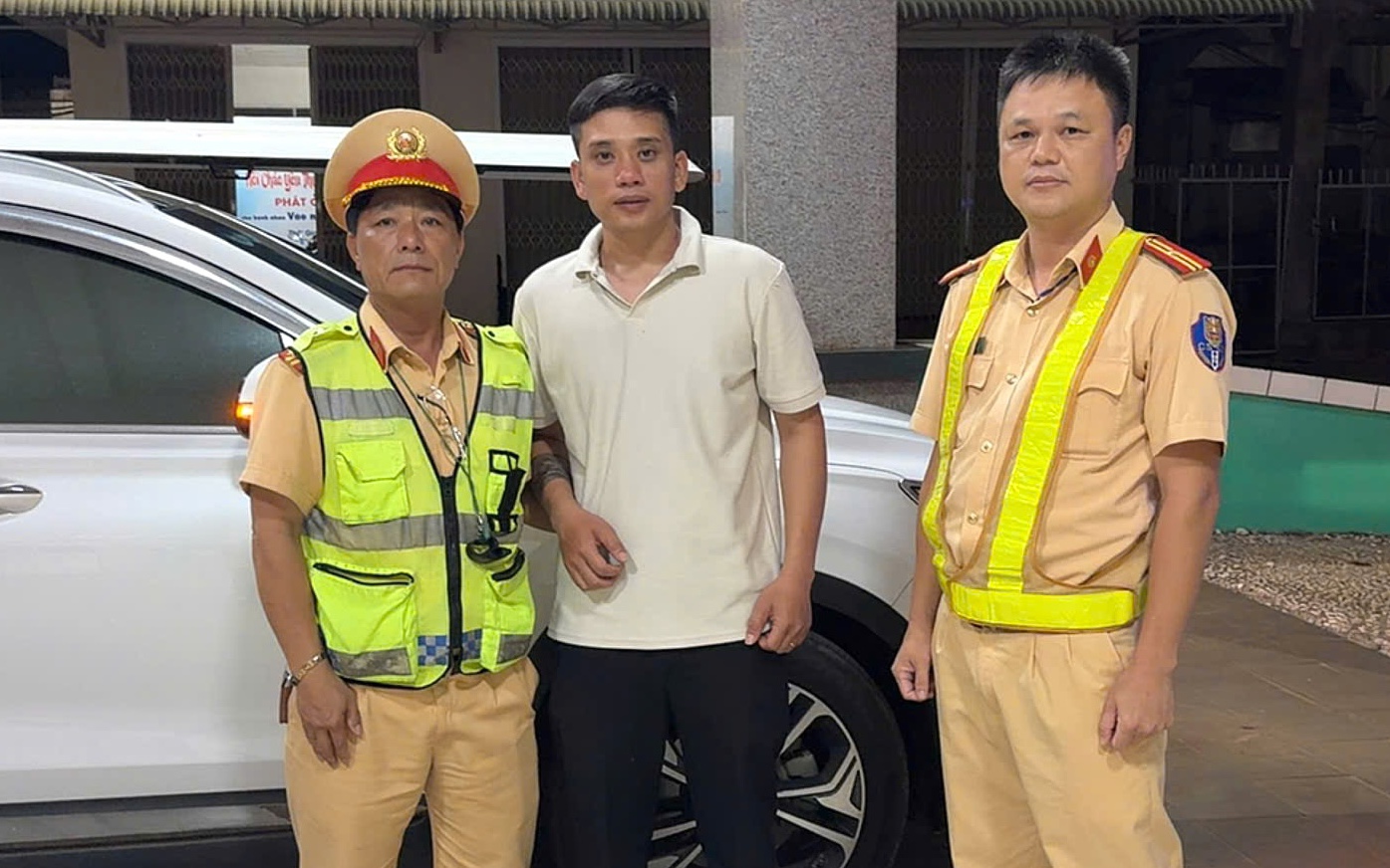 CLIP: Bé 8 ngày tuổi được CSGT hỗ trợ cấp cứu kịp thời
