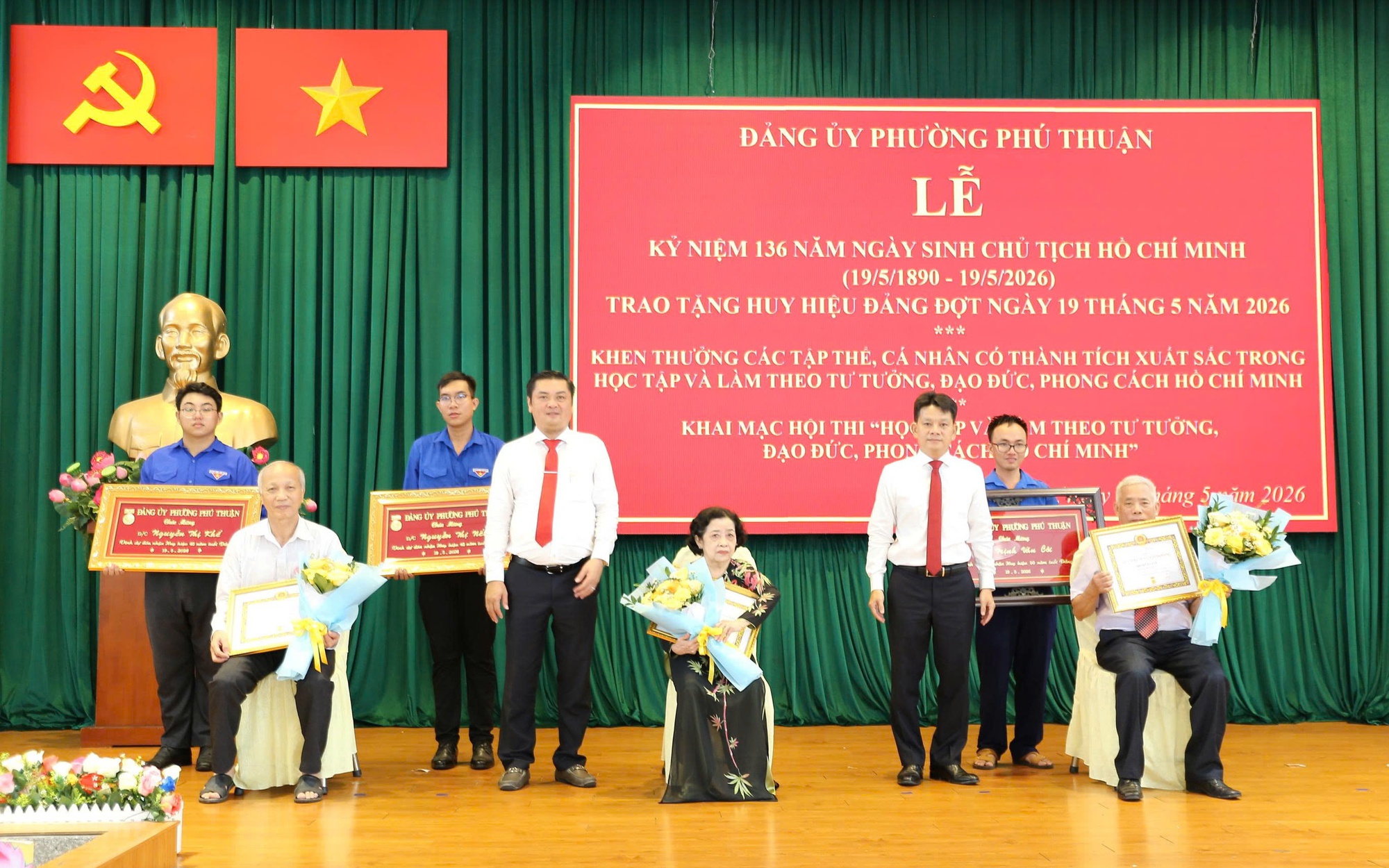 Trao tặng huy hiệu Đảng tại phường Phú Thuận
