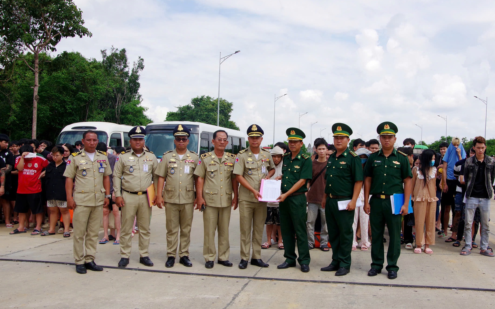 Bắt giữ đối tượng truy nã đặc biệt trong số 127 công dân được Campuchia trao trả