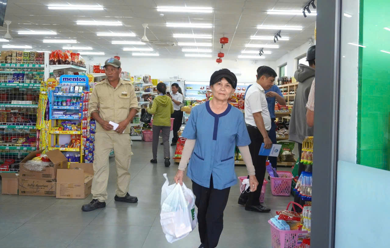 Đ&agrave; Nẵng: Khai trương &ldquo;Điểm b&aacute;n h&agrave;ng ph&uacute;c lợi đo&agrave;n vi&ecirc;n&rdquo; cho người lao động - Ảnh 4.