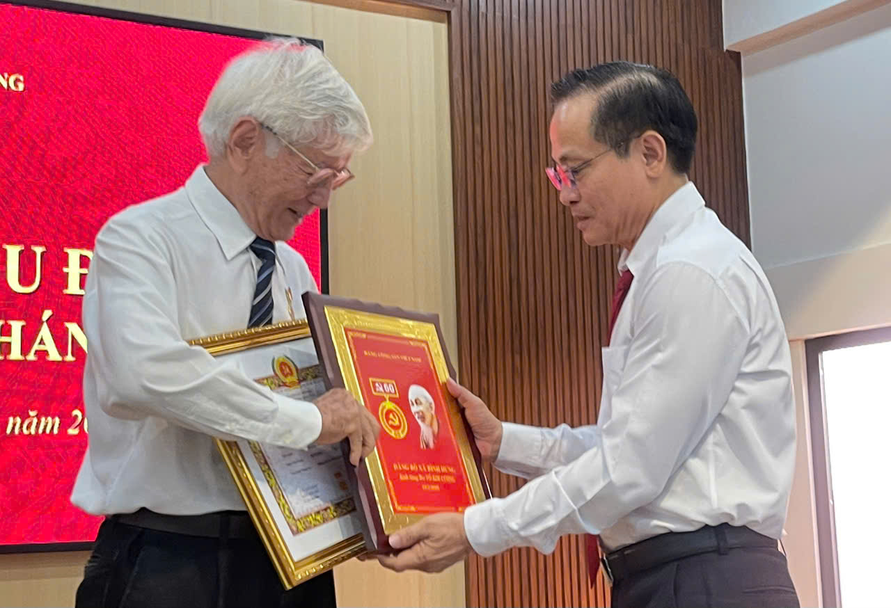 TPHCM: 31 đảng vi&ecirc;n x&atilde; B&igrave;nh Hưng nhận Huy hiệu Đảng - Ảnh 3.
