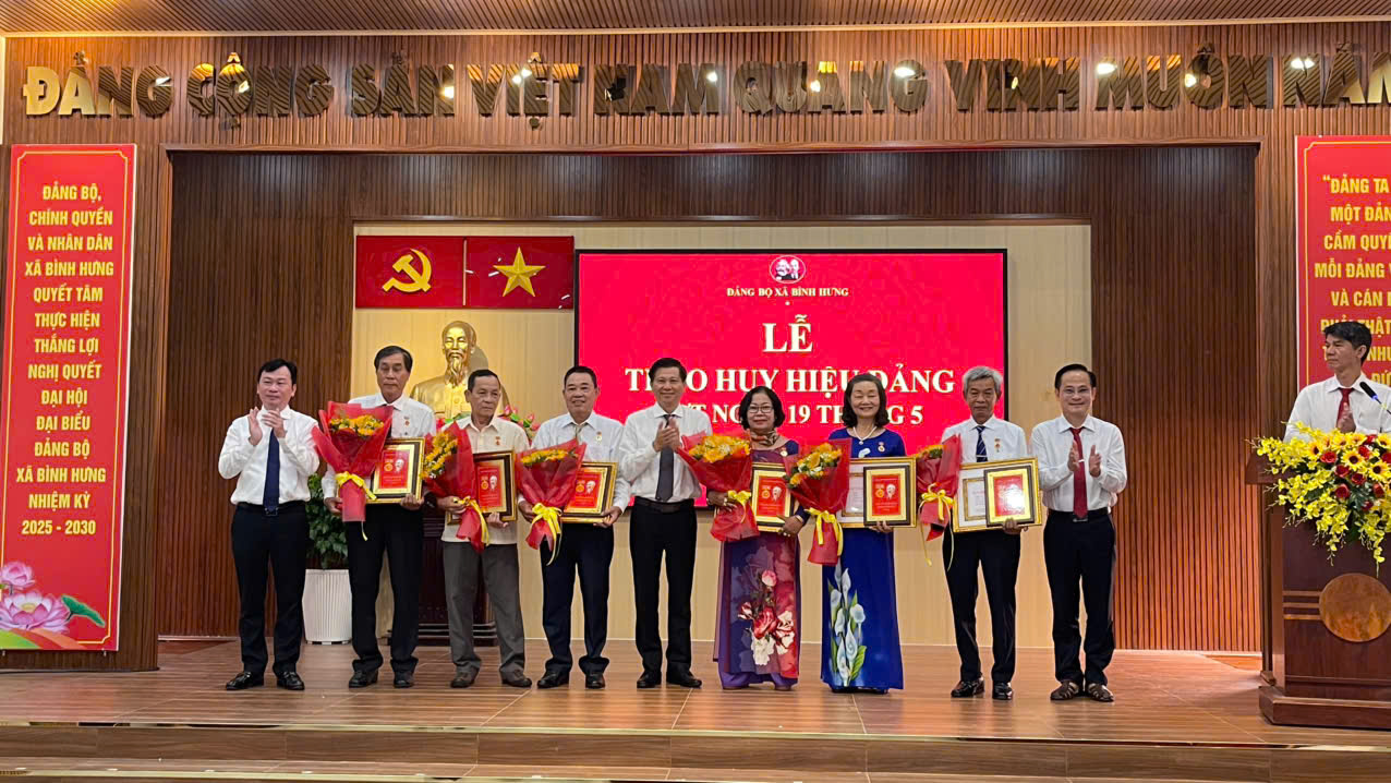 TPHCM: 31 đảng vi&ecirc;n x&atilde; B&igrave;nh Hưng nhận Huy hiệu Đảng - Ảnh 1.