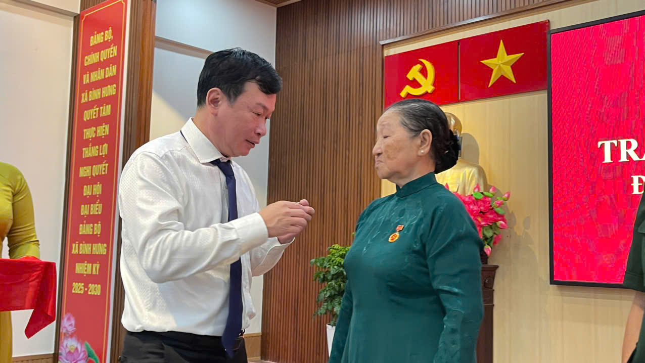 TPHCM: 31 đảng vi&ecirc;n x&atilde; B&igrave;nh Hưng nhận Huy hiệu Đảng - Ảnh 4.