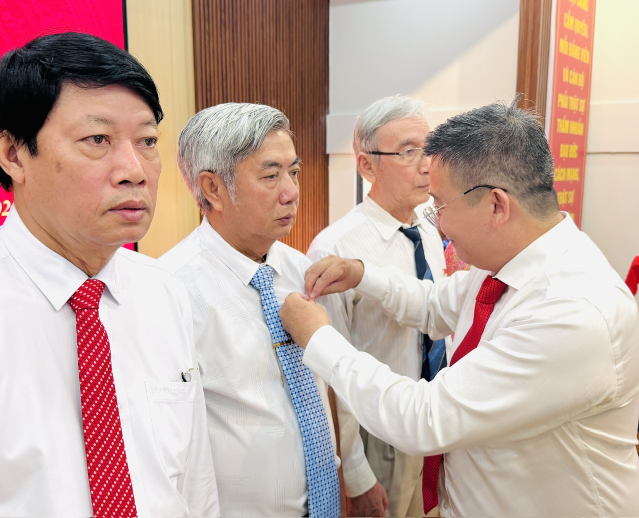TPHCM: 31 đảng vi&ecirc;n x&atilde; B&igrave;nh Hưng nhận Huy hiệu Đảng - Ảnh 2.