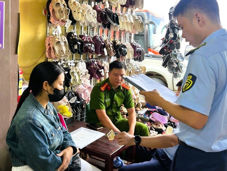 B&aacute;n 372 đ&ocirc;i d&eacute;p Crocs giả thương hiệu, 2 hộ kinh doanh bị xử phạt - Ảnh 1.