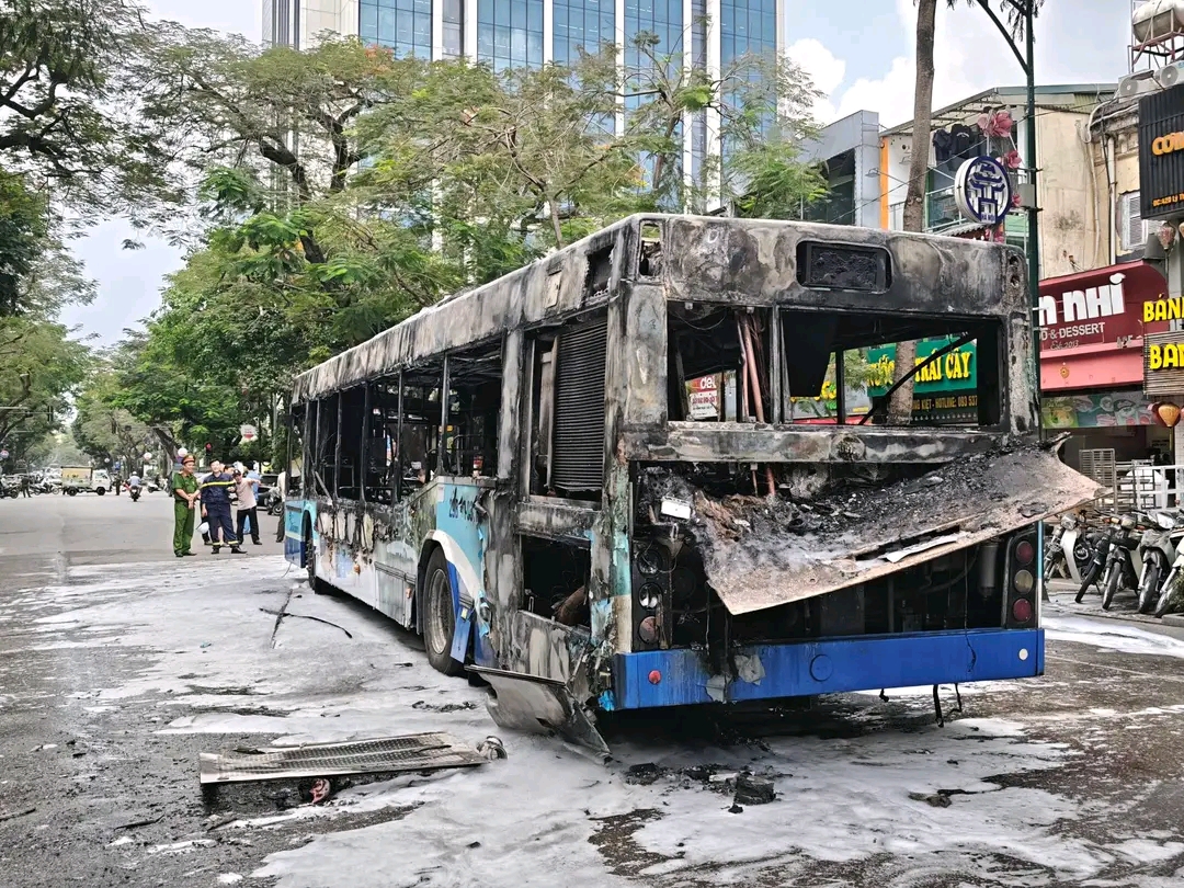 Xe bu&yacute;t bốc ch&aacute;y dữ dội giữa trung t&acirc;m H&agrave; Nội - Ảnh 1.