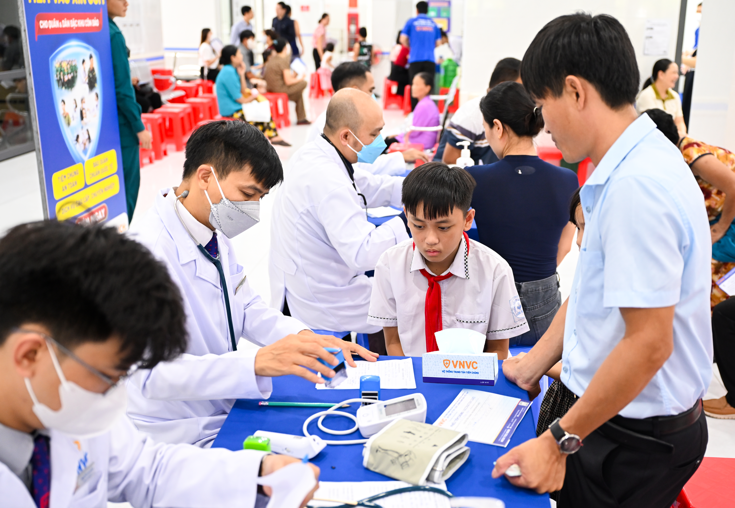 VNVC tài trợ tiêm chủng miễn phí, kho lạnh và ưu tiên cung ứng vắc-xin thế hệ mới cho Côn Đảo - Ảnh 2.