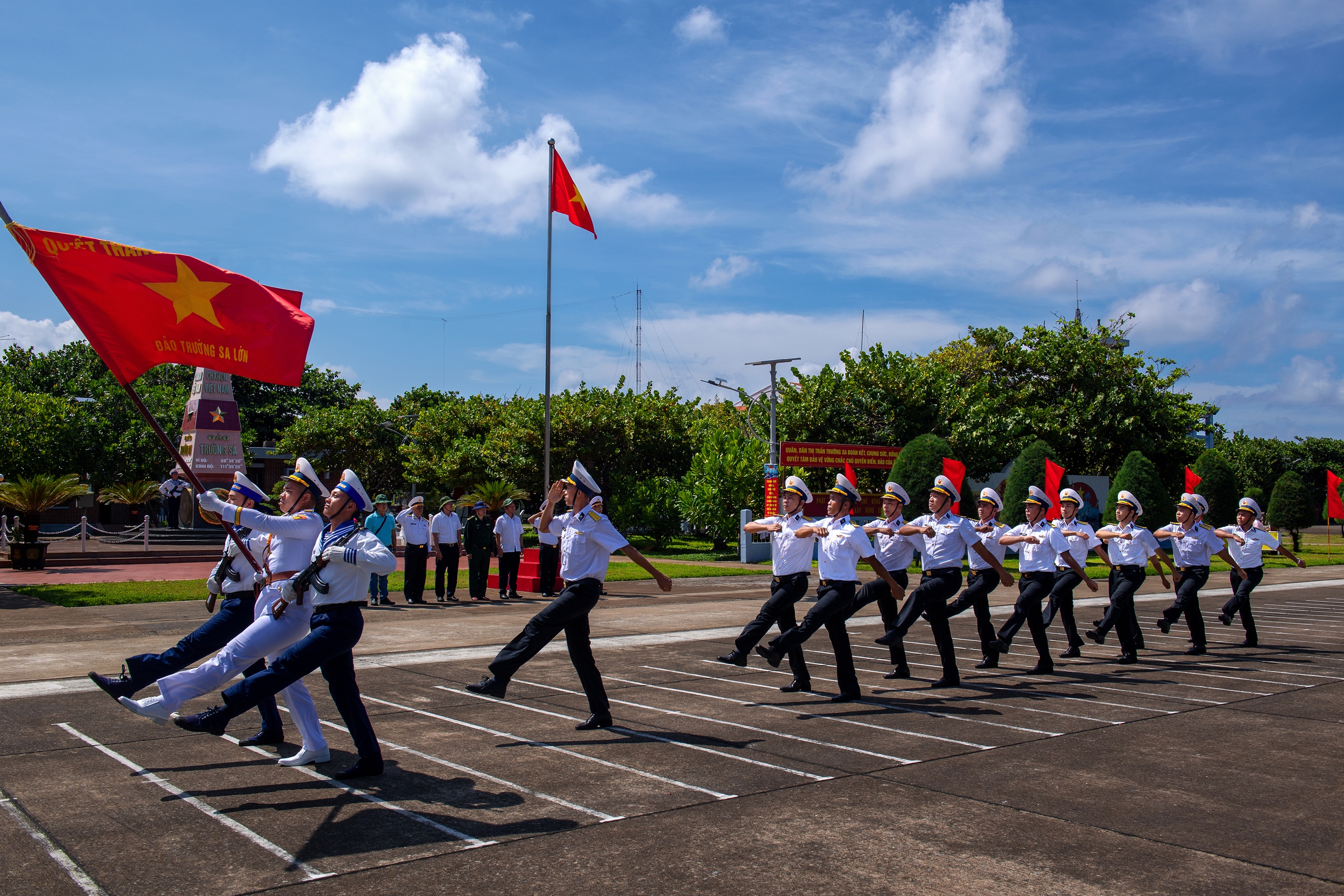 Cuộc thi ảnh "Thiêng liêng cờ Tổ quốc": Màu cờ nơi đảo xa - Ảnh 2.
