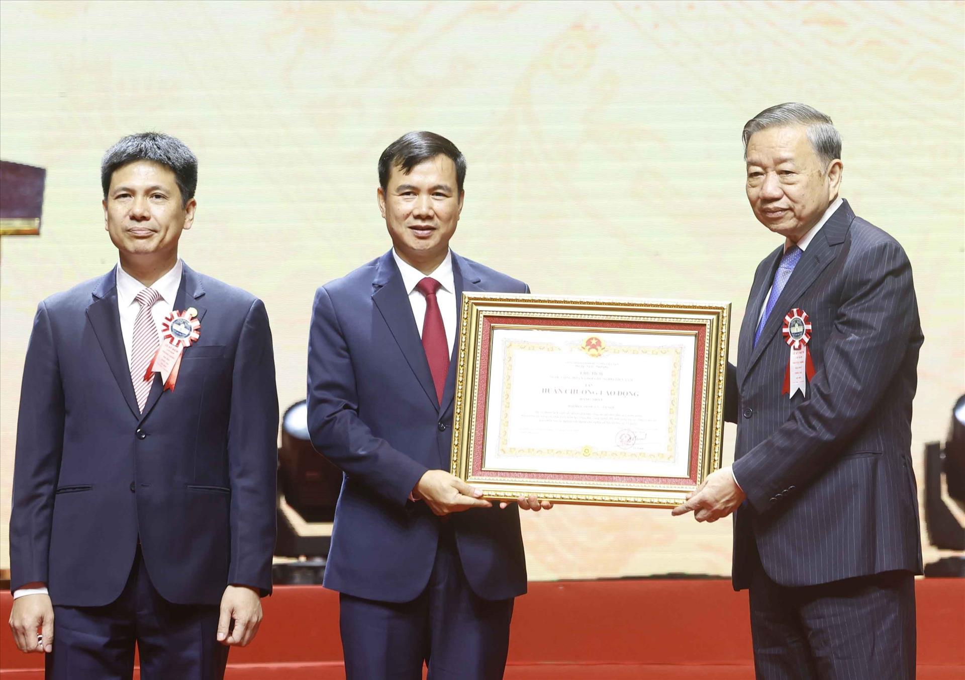 Tổng B&iacute; thư, Chủ tịch nước T&ocirc; L&acirc;m trao tặng ĐH Quốc gia H&agrave; Nội Hu&acirc;n chương Lao động hạng Nhất. - Ảnh 2.