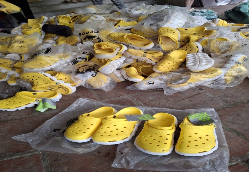 B&aacute;n 372 đ&ocirc;i d&eacute;p Crocs giả thương hiệu, 2 hộ kinh doanh bị xử phạt - Ảnh 2.