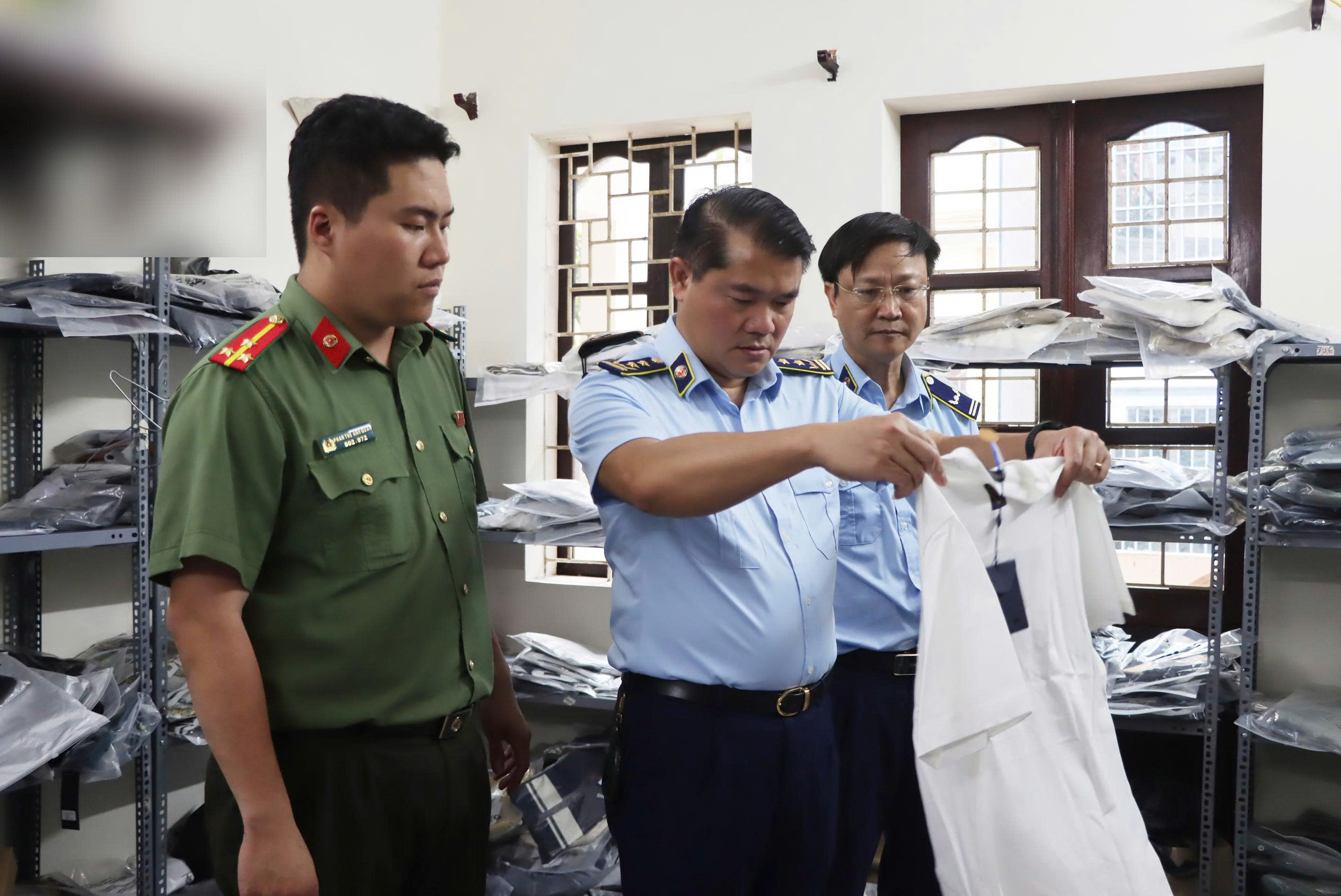 Quyết liệt chống h&agrave;ng giả, h&agrave;ng nh&aacute;i - Ảnh 1.
