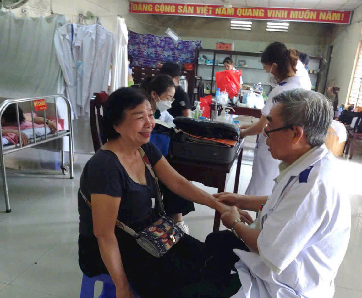 Cuộc thi viết “ lòng tốt QUANH ta ”: Hành trình thiện nguyện của thầy Phong Tôn Hiền - Ảnh 1.