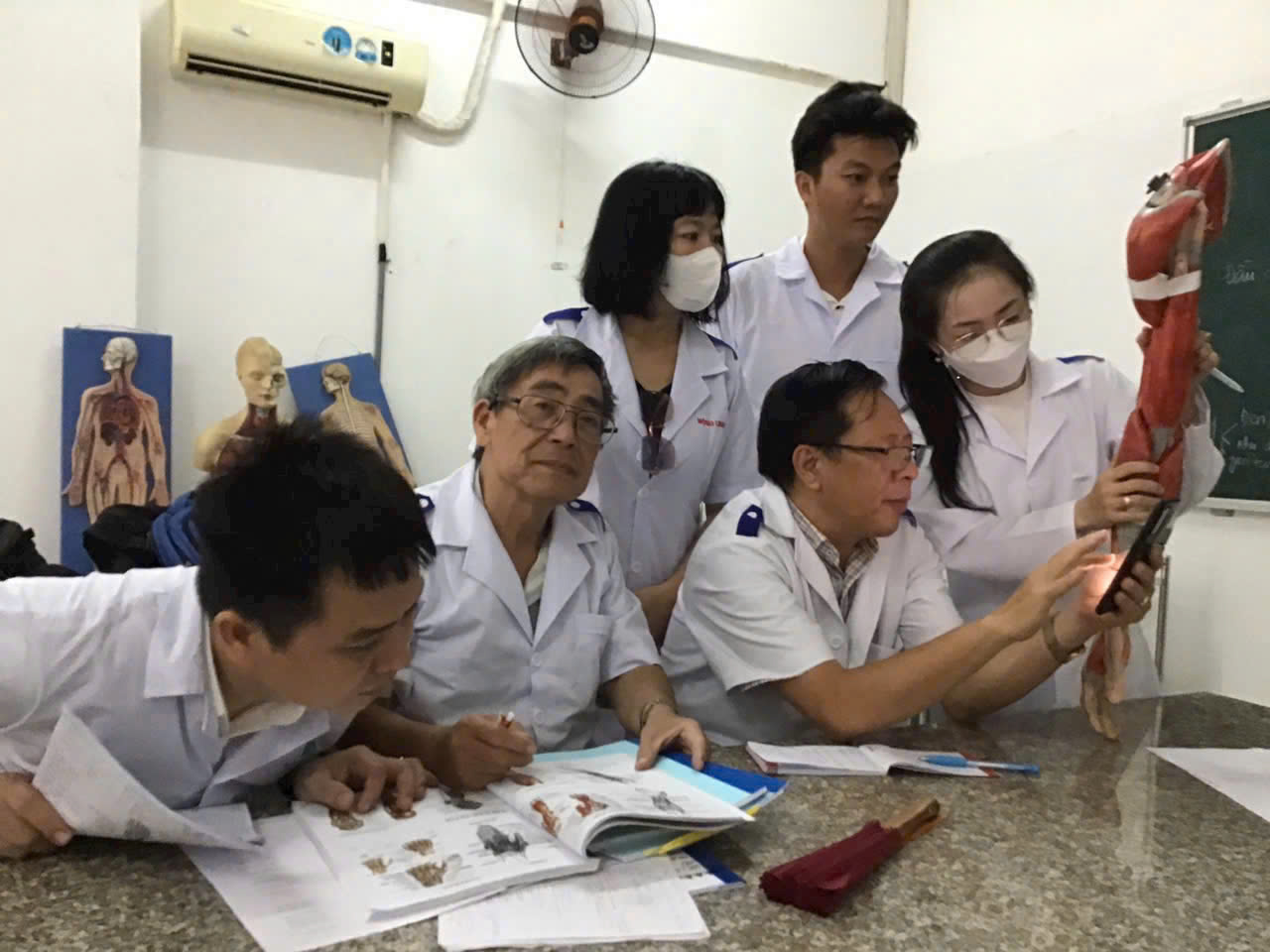 Cuộc thi viết “ lòng tốt QUANH ta ”: Hành trình thiện nguyện của thầy Phong Tôn Hiền - Ảnh 2.