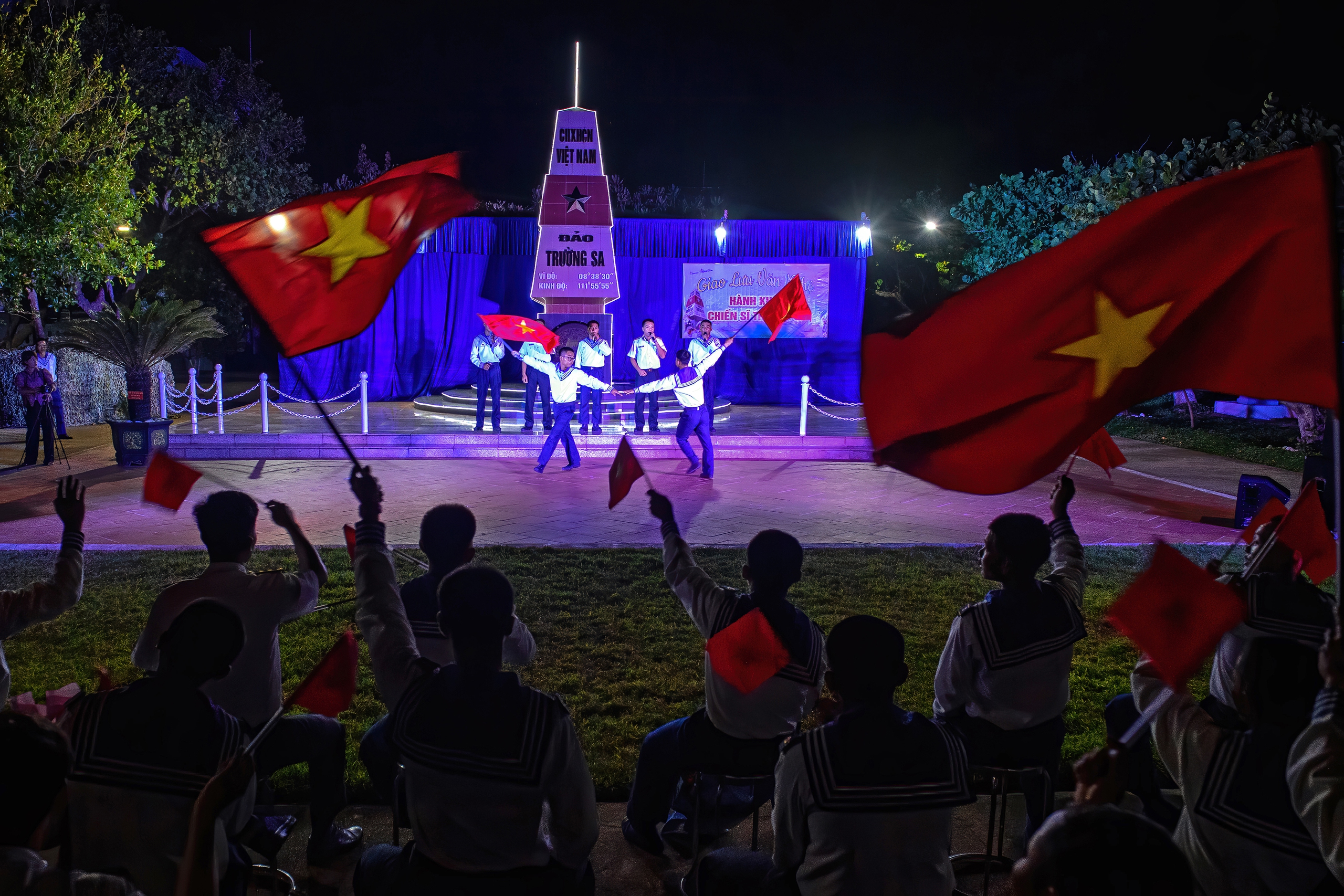 Cuộc thi ảnh "Thiêng liêng cờ Tổ quốc": Màu cờ nơi đảo xa - Ảnh 6.
